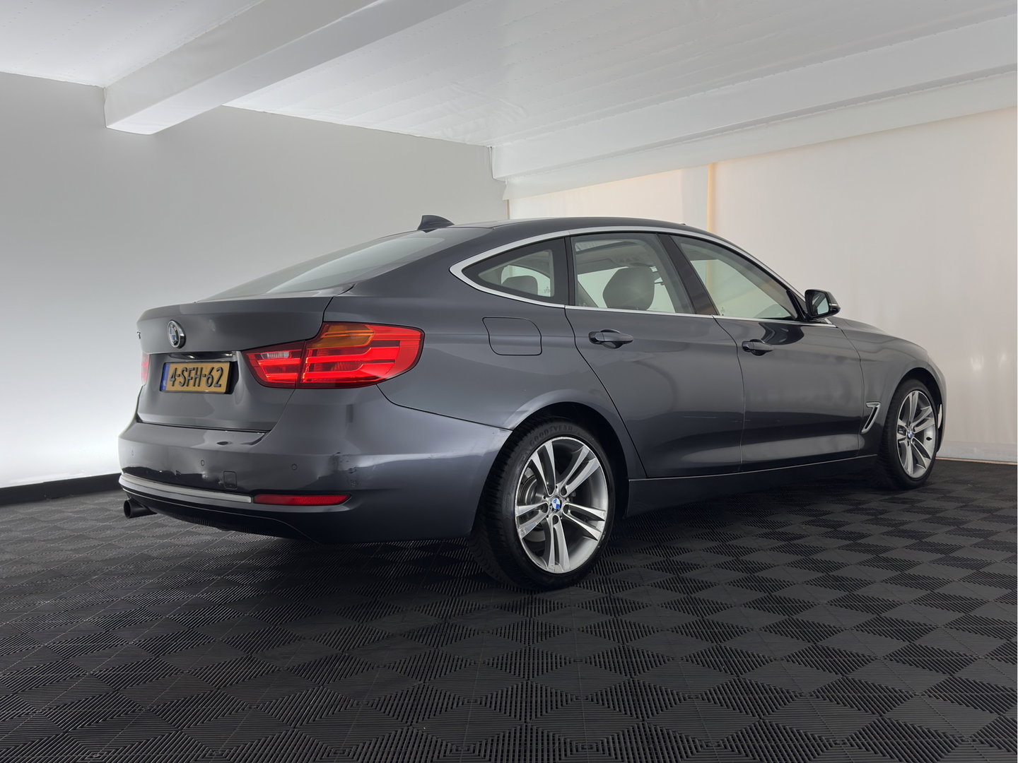 BMW 3-serie Gran Turismo 320i High Executive *PANO | LEATHER | FULL-LED | HEATED-COMFORTSEATS | NAVI-FULLMAP | ECC | PDC | CRUISE | TOWBAR | 18''ALU*