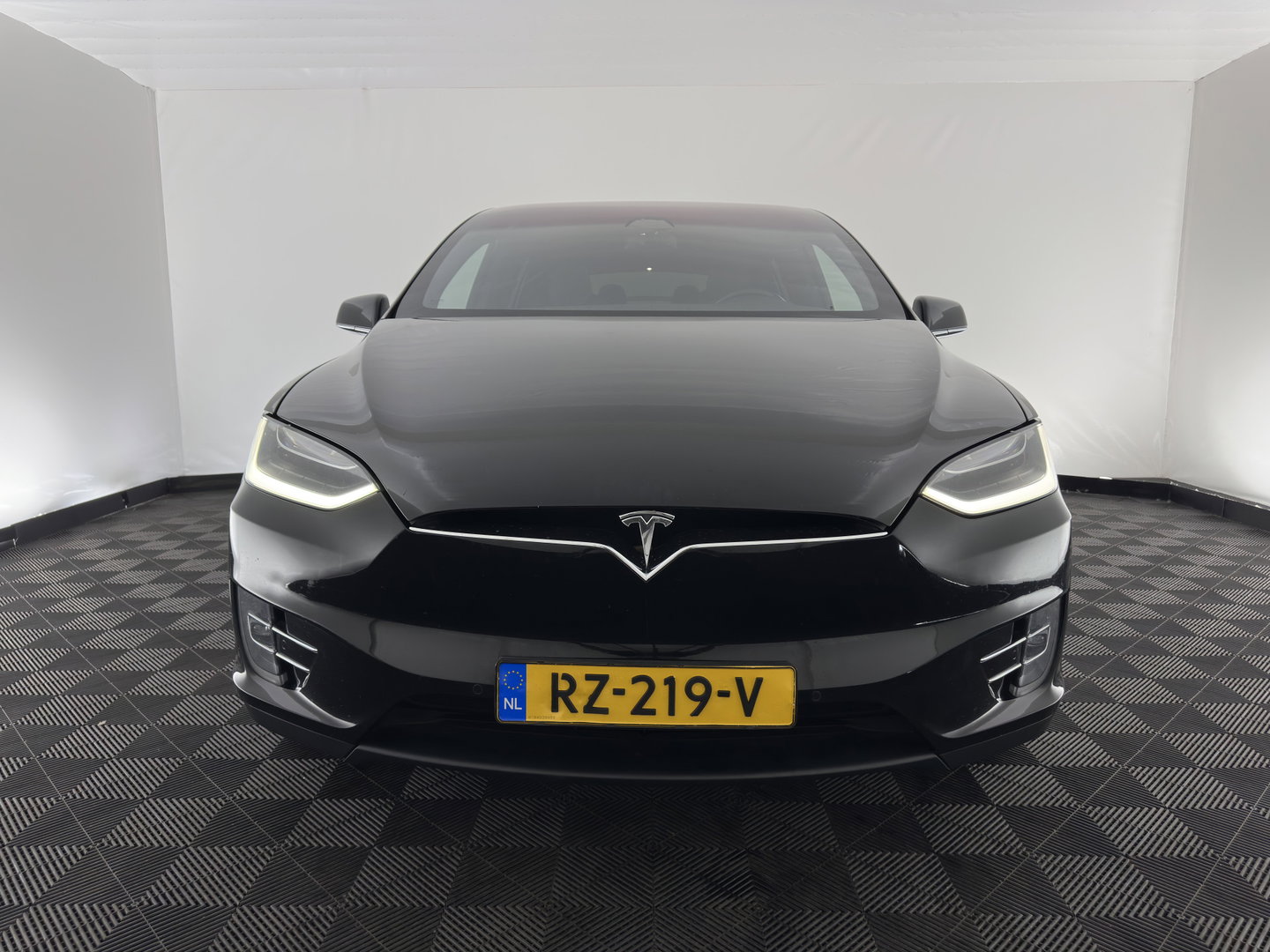 Tesla Model X 100D [ 6-Pers. ] [3-Fase-17kW] {SoH-81%} Aut. *PANO-WINDOW | AUTO-PILOT | LEATHER-FABRIC | NAVI-FULLMAP | FULL-LED | AIRSUSPENSION | DIGI-COCKPIT | CCS-FASTLOADER | KEYLESS | DAB+ | HEATED-SPORTSEATS | PRIVACY-GLASS | 20"ALU*