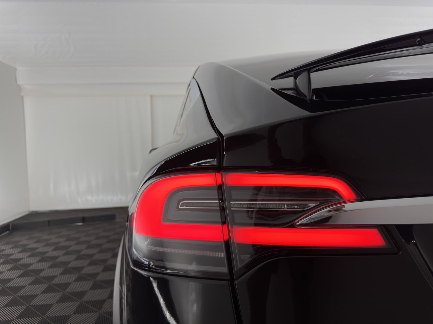 Tesla Model X 100D [ 6-Pers. ] [3-Fase-17kW] {SoH-81%} Aut. *PANO-WINDOW | AUTO-PILOT | LEATHER-FABRIC | NAVI-FULLMAP | FULL-LED | AIRSUSPENSION | DIGI-COCKPIT | CCS-FASTLOADER | KEYLESS | DAB+ | HEATED-SPORTSEATS | PRIVACY-GLASS | 20"ALU*