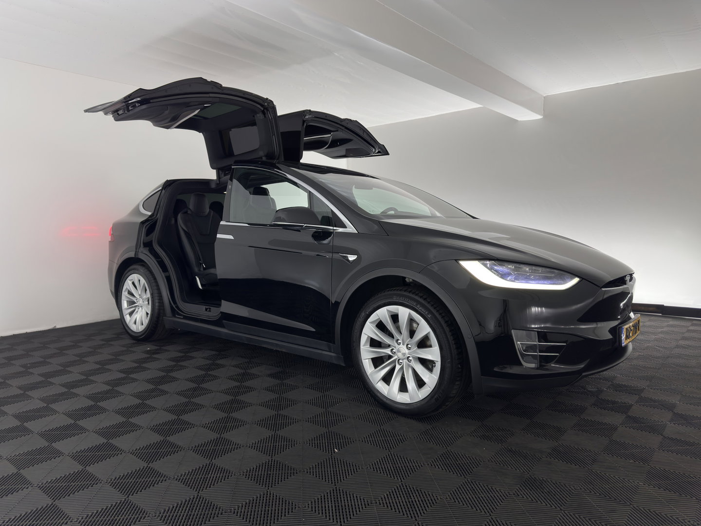Tesla Model X 100D [ 6-Pers. ] [3-Fase-17kW] {SoH-81%} Aut. *PANO-WINDOW | AUTO-PILOT | LEATHER-FABRIC | NAVI-FULLMAP | FULL-LED | AIRSUSPENSION | DIGI-COCKPIT | CCS-FASTLOADER | KEYLESS | DAB+ | HEATED-SPORTSEATS | PRIVACY-GLASS | 20"ALU*