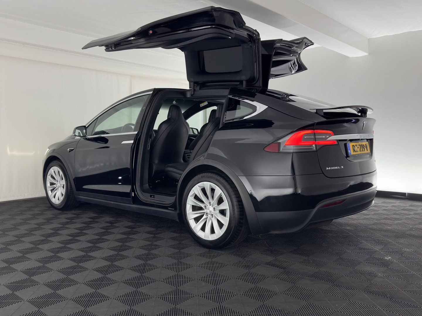 Tesla Model X 100D [ 6-Pers. ] [3-Fase-17kW] {SoH-81%} Aut. *PANO-WINDOW | AUTO-PILOT | LEATHER-FABRIC | NAVI-FULLMAP | FULL-LED | AIRSUSPENSION | DIGI-COCKPIT | CCS-FASTLOADER | KEYLESS | DAB+ | HEATED-SPORTSEATS | PRIVACY-GLASS | 20"ALU*
