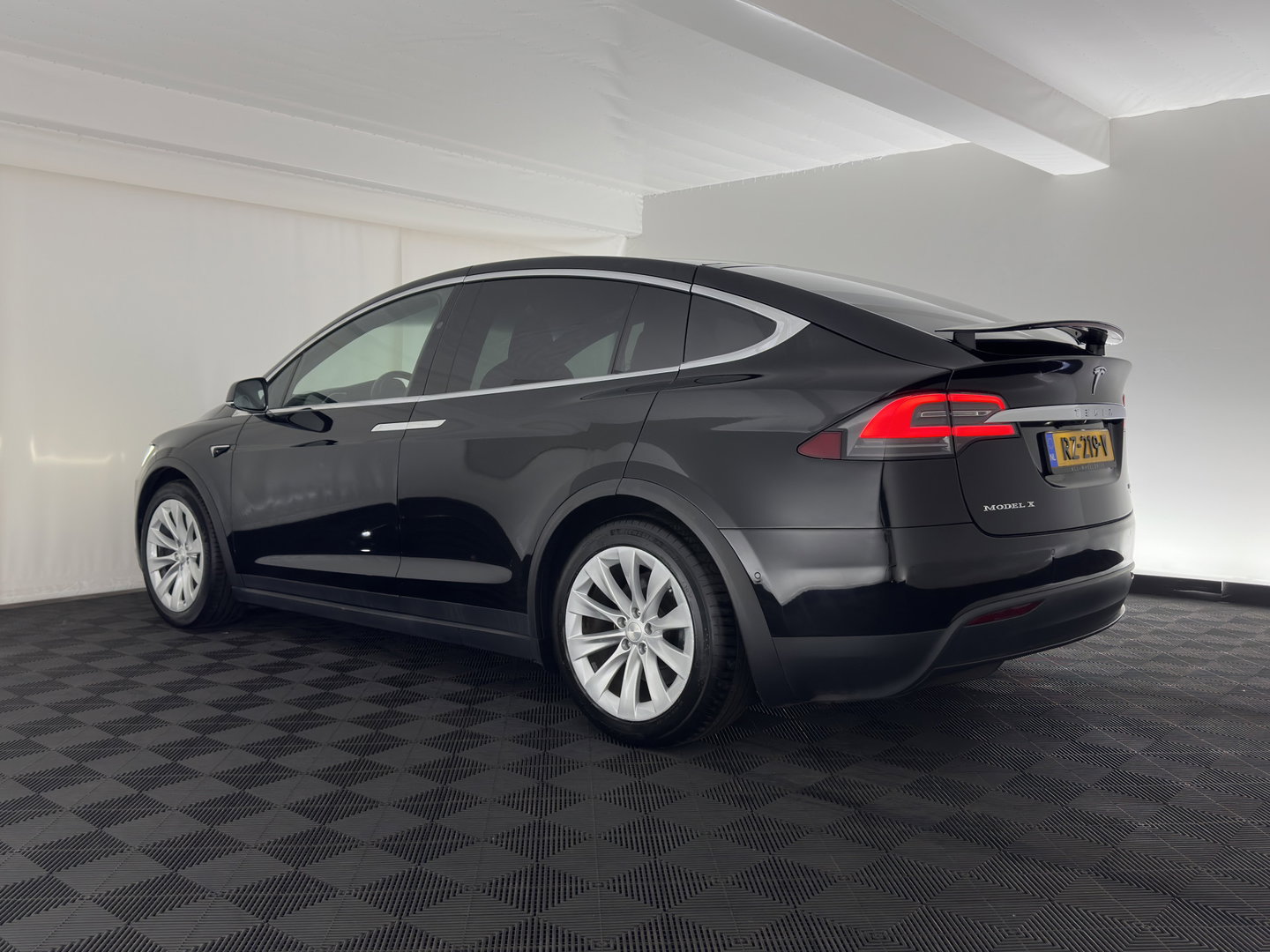 Tesla Model X 100D [ 6-Pers. ] [3-Fase-17kW] {SoH-81%} Aut. *PANO-WINDOW | AUTO-PILOT | LEATHER-FABRIC | NAVI-FULLMAP | FULL-LED | AIRSUSPENSION | DIGI-COCKPIT | CCS-FASTLOADER | KEYLESS | DAB+ | HEATED-SPORTSEATS | PRIVACY-GLASS | 20"ALU*