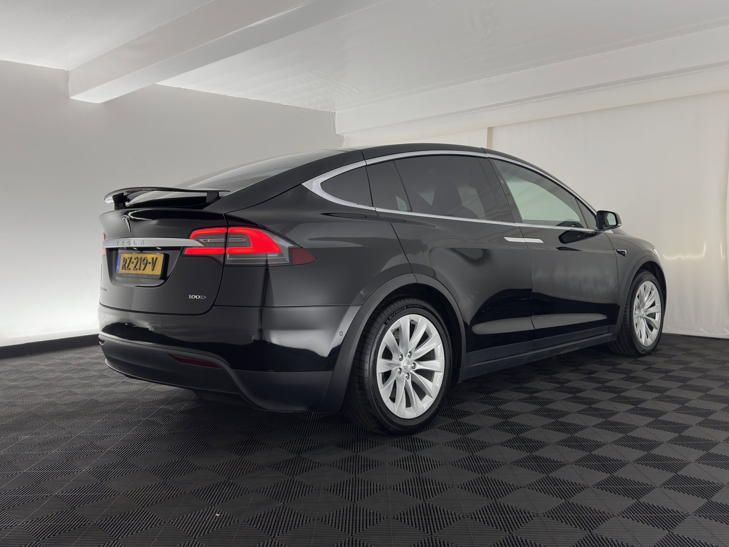 Tesla Model X 100D [ 6-Pers. ] [3-Fase-17kW] {SoH-81%} Aut. *PANO-WINDOW | AUTO-PILOT | LEATHER-FABRIC | NAVI-FULLMAP | FULL-LED | AIRSUSPENSION | DIGI-COCKPIT | CCS-FASTLOADER | KEYLESS | DAB+ | HEATED-SPORTSEATS | PRIVACY-GLASS | 20"ALU*