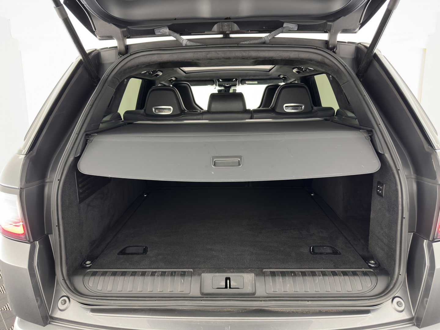 Land Rover Range Rover Sport 5.0 V8 SC SVR Aut. *PANO | LEATHER | MATRIX-LED | HEAD-UP | CARBON | ADAPTIVE-CRUISE | MEMORY-PACK | MERIDIAN-AUDIO | BLINDSPOT | TOPVIEW | DIGI-COCKPIT | HEATED-SPORTSEATS | PRIVACY-GLASS | SHIFTPADDLES |