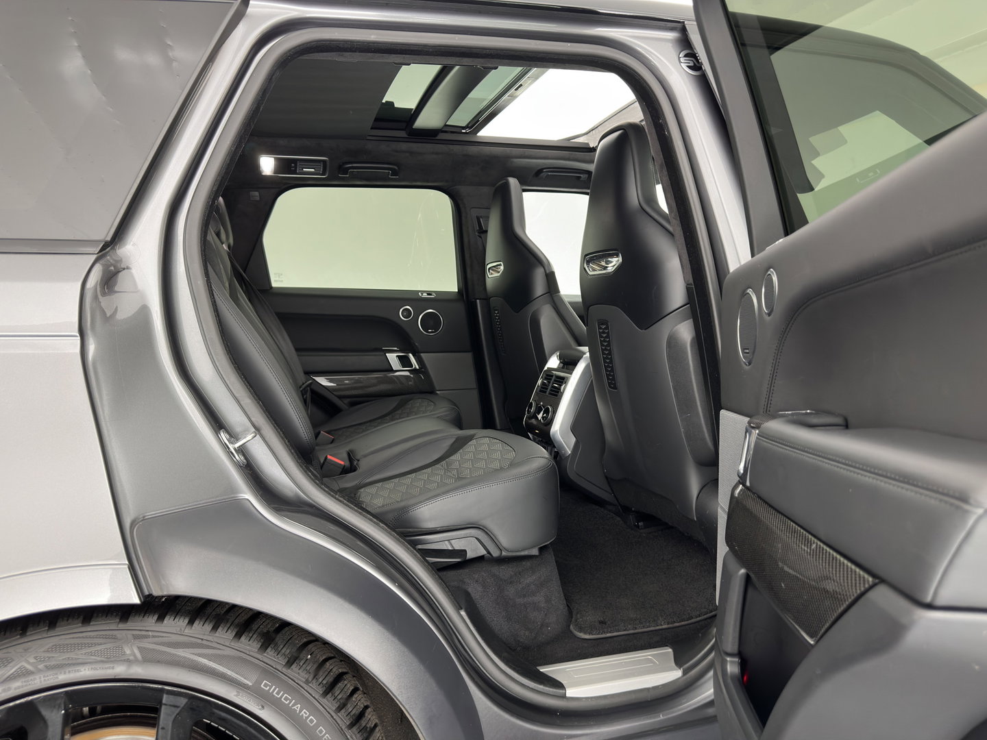 Land Rover Range Rover Sport 5.0 V8 SC SVR Aut. *PANO | LEATHER | MATRIX-LED | HEAD-UP | CARBON | ADAPTIVE-CRUISE | MEMORY-PACK | MERIDIAN-AUDIO | BLINDSPOT | TOPVIEW | DIGI-COCKPIT | HEATED-SPORTSEATS | PRIVACY-GLASS | SHIFTPADDLES |