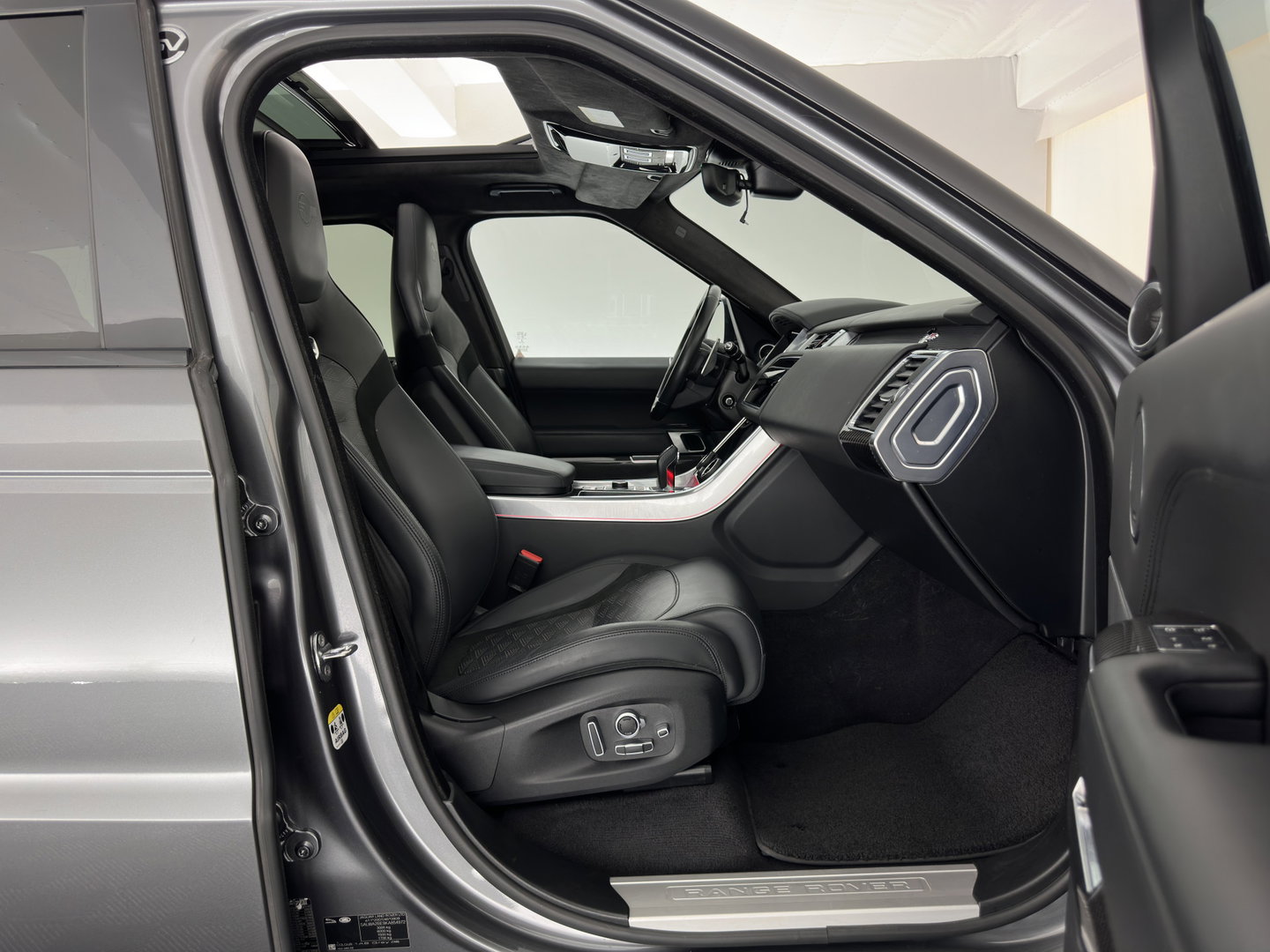 Land Rover Range Rover Sport 5.0 V8 SC SVR Aut. *PANO | LEATHER | MATRIX-LED | HEAD-UP | CARBON | ADAPTIVE-CRUISE | MEMORY-PACK | MERIDIAN-AUDIO | BLINDSPOT | TOPVIEW | DIGI-COCKPIT | HEATED-SPORTSEATS | PRIVACY-GLASS | SHIFTPADDLES |