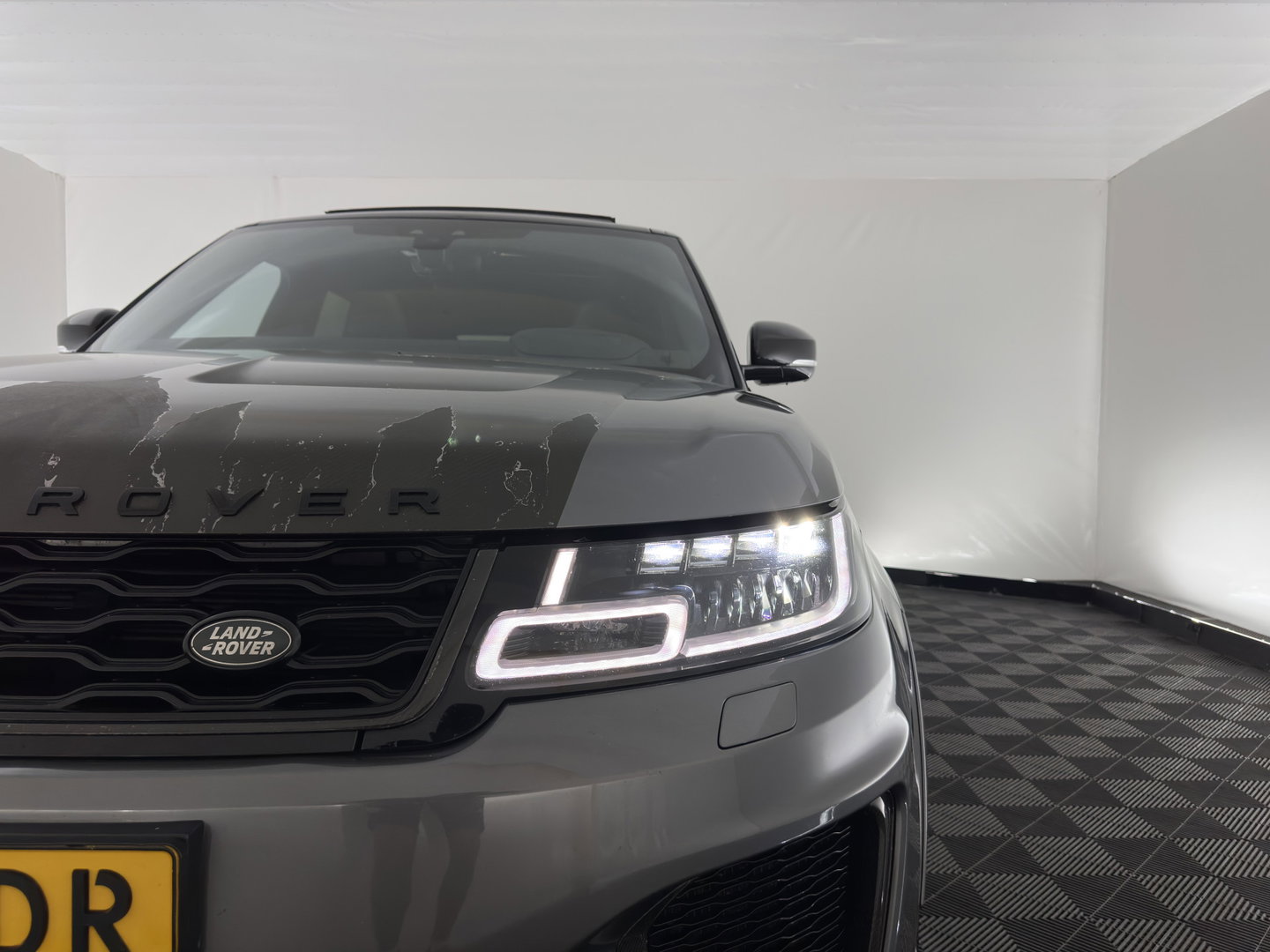 Land Rover Range Rover Sport 5.0 V8 SC SVR Aut. *PANO | LEATHER | MATRIX-LED | HEAD-UP | CARBON | ADAPTIVE-CRUISE | MEMORY-PACK | MERIDIAN-AUDIO | BLINDSPOT | TOPVIEW | DIGI-COCKPIT | HEATED-SPORTSEATS | PRIVACY-GLASS | SHIFTPADDLES |