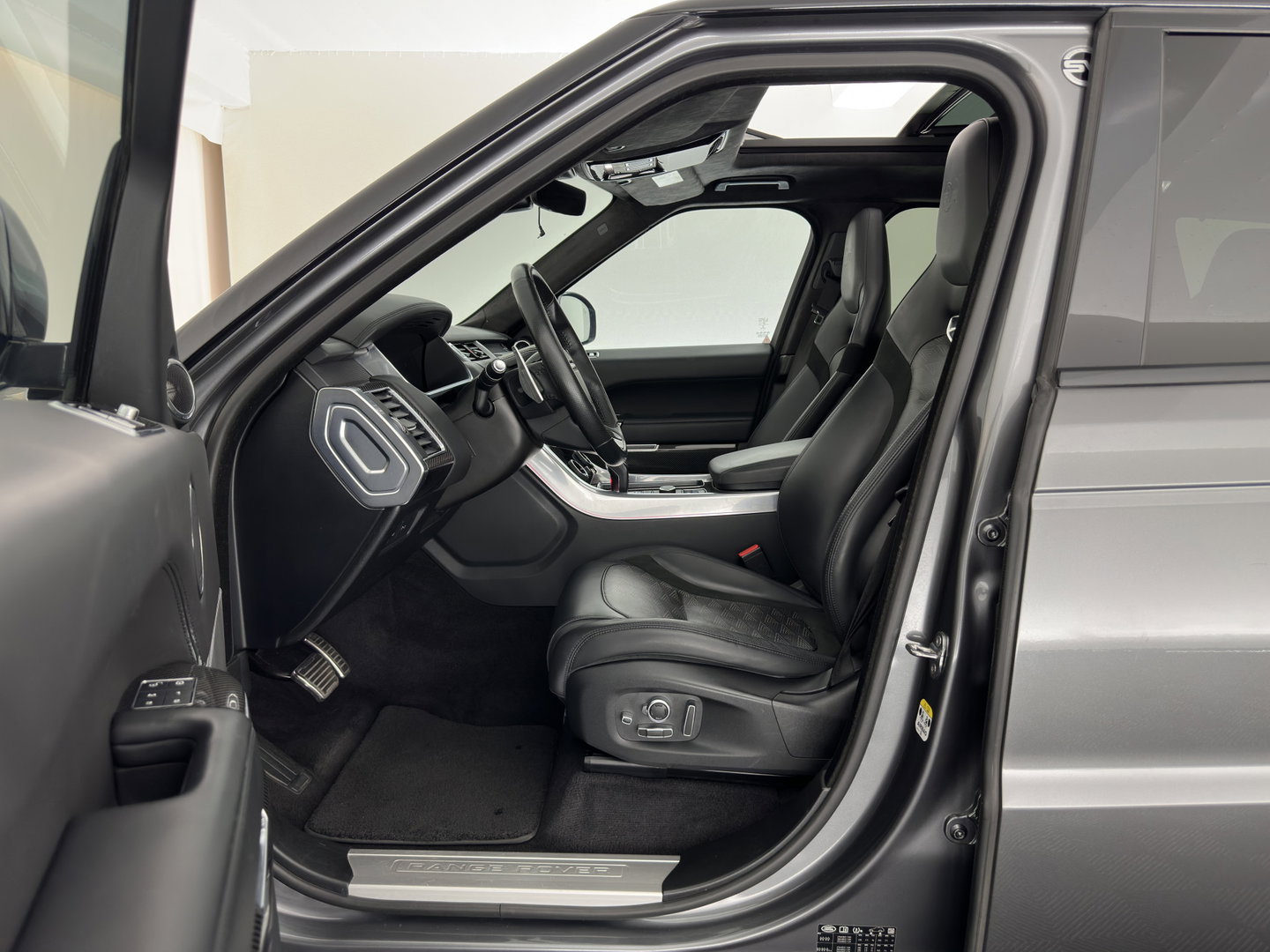 Land Rover Range Rover Sport 5.0 V8 SC SVR Aut. *PANO | LEATHER | MATRIX-LED | HEAD-UP | CARBON | ADAPTIVE-CRUISE | MEMORY-PACK | MERIDIAN-AUDIO | BLINDSPOT | TOPVIEW | DIGI-COCKPIT | HEATED-SPORTSEATS | PRIVACY-GLASS | SHIFTPADDLES |