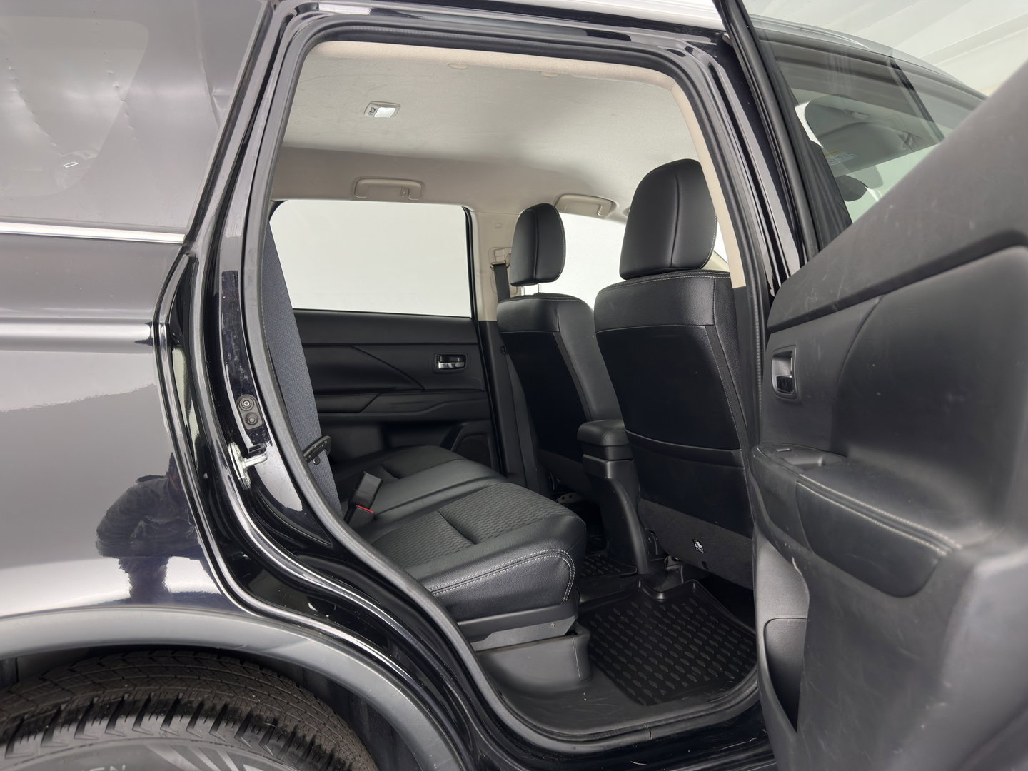 Mitsubishi Outlander 2.0 PHEV Business Edition X-Line AWD (Plug-In) {SoH-76%} Aut. *LEATHER-FABRIC | NAVI-FULLMAP | KEYLESS | CAMERA | COMFORTSEATS | ECC | CRUISE | PRIVACY-GLASS | SHIFTPADDLES | TOWBAR | 18''ALU*