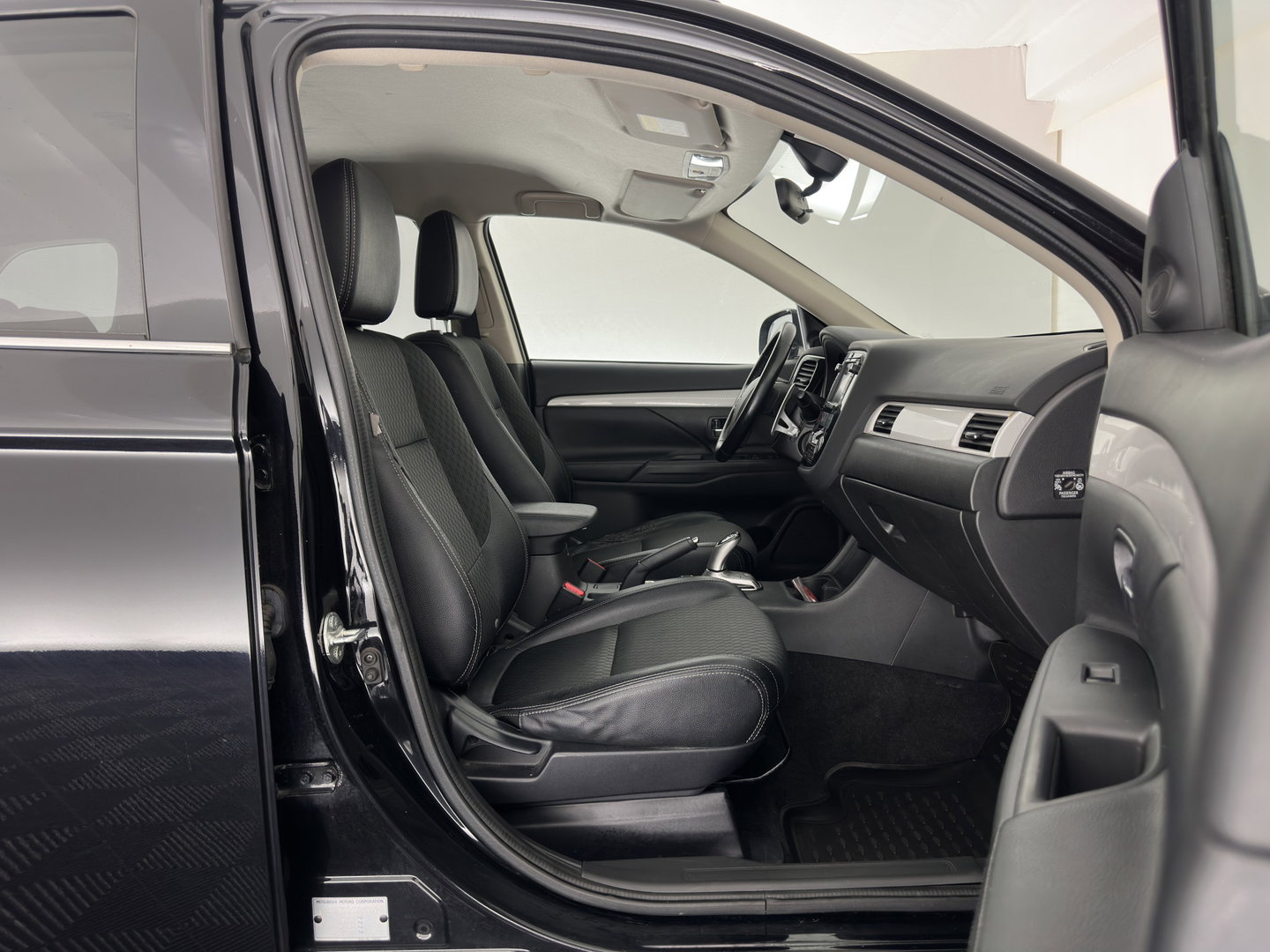 Mitsubishi Outlander 2.0 PHEV Business Edition X-Line AWD (Plug-In) {SoH-76%} Aut. *LEATHER-FABRIC | NAVI-FULLMAP | KEYLESS | CAMERA | COMFORTSEATS | ECC | CRUISE | PRIVACY-GLASS | SHIFTPADDLES | TOWBAR | 18''ALU*