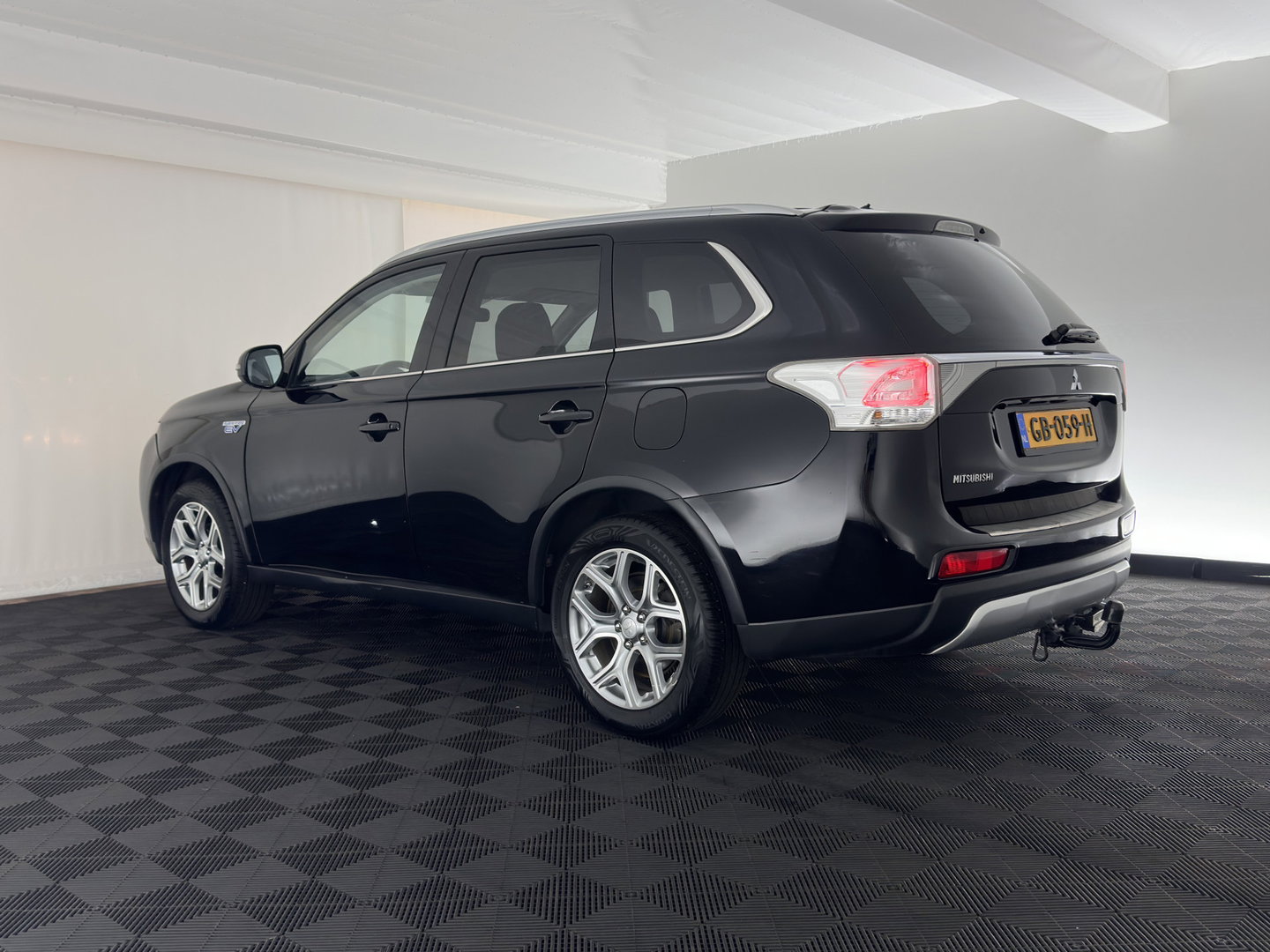 Mitsubishi Outlander 2.0 PHEV Business Edition X-Line AWD (Plug-In) {SoH-76%} Aut. *LEATHER-FABRIC | NAVI-FULLMAP | KEYLESS | CAMERA | COMFORTSEATS | ECC | CRUISE | PRIVACY-GLASS | SHIFTPADDLES | TOWBAR | 18''ALU*