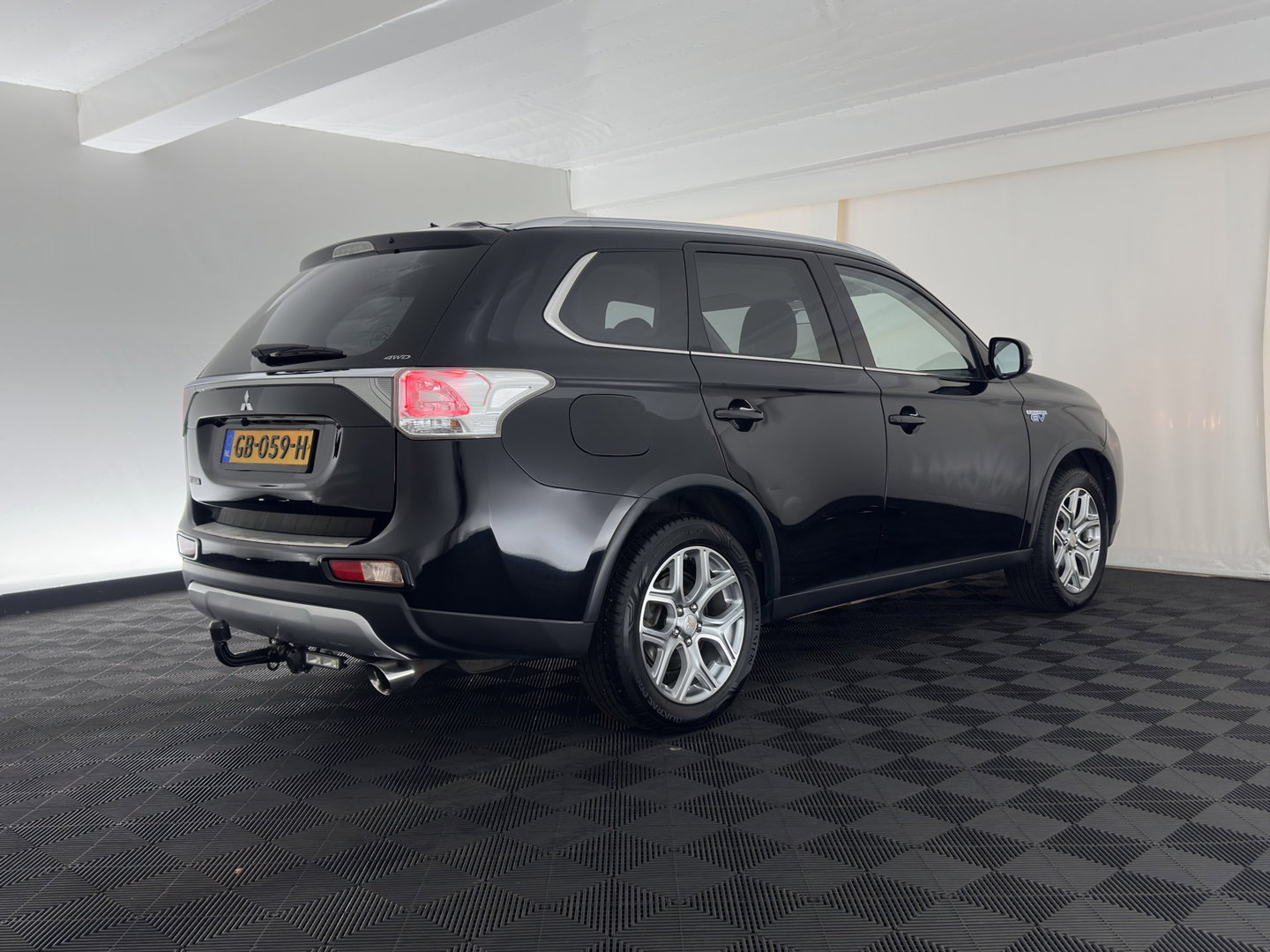 Mitsubishi Outlander 2.0 PHEV Business Edition X-Line AWD (Plug-In) {SoH-76%} Aut. *LEATHER-FABRIC | NAVI-FULLMAP | KEYLESS | CAMERA | COMFORTSEATS | ECC | CRUISE | PRIVACY-GLASS | SHIFTPADDLES | TOWBAR | 18''ALU*