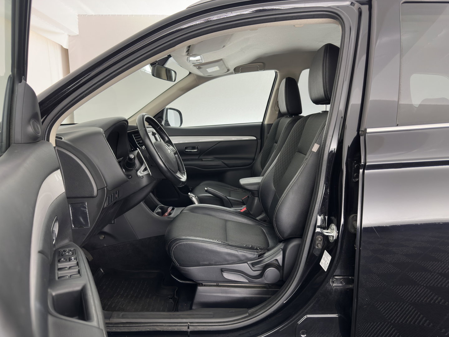 Mitsubishi Outlander 2.0 PHEV Business Edition X-Line AWD (Plug-In) {SoH-76%} Aut. *LEATHER-FABRIC | NAVI-FULLMAP | KEYLESS | CAMERA | COMFORTSEATS | ECC | CRUISE | PRIVACY-GLASS | SHIFTPADDLES | TOWBAR | 18''ALU*