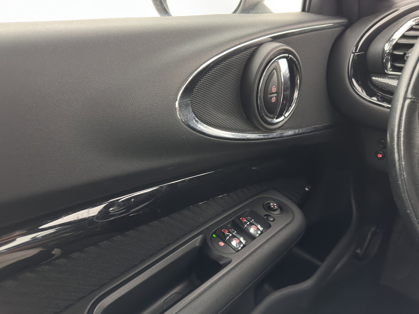 MINI Clubman 2.0 Cooper D Serious Business Aut. *LEATHER-FABRIC | FULL-LED | HARMAN/KARDON | SPORTSEATS | KEYLESS | NAVI-FULLMAP | ECC | PDC | CRUISE | AMBIENTLIGHT | 17''ALU*