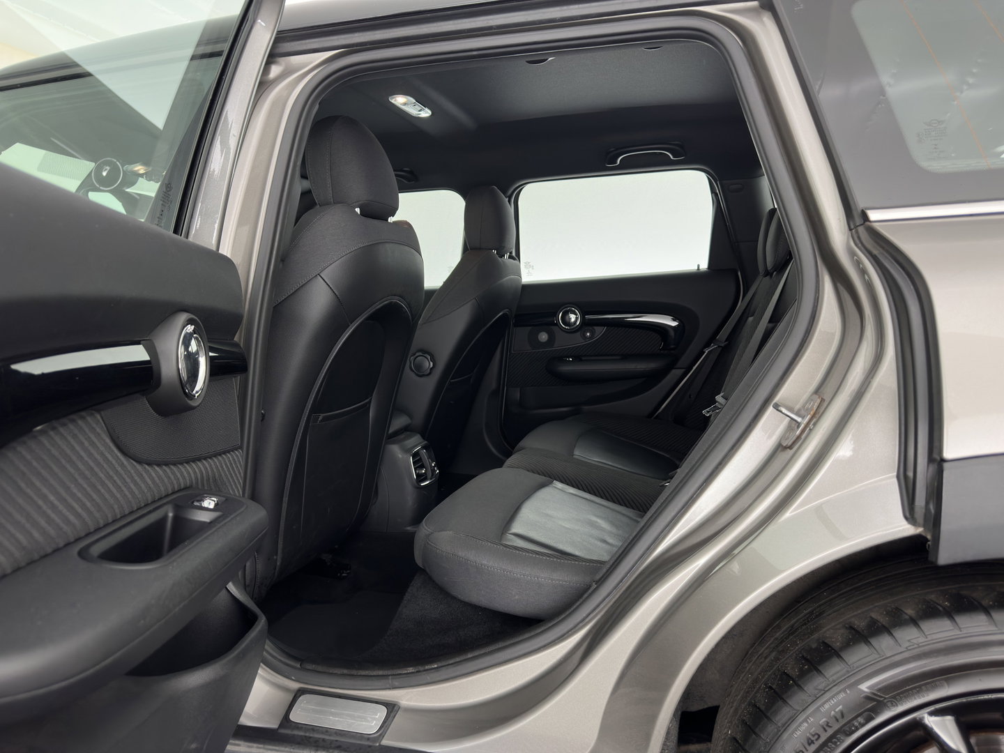 MINI Clubman 2.0 Cooper D Serious Business Aut. *LEATHER-FABRIC | FULL-LED | HARMAN/KARDON | SPORTSEATS | KEYLESS | NAVI-FULLMAP | ECC | PDC | CRUISE | AMBIENTLIGHT | 17''ALU*