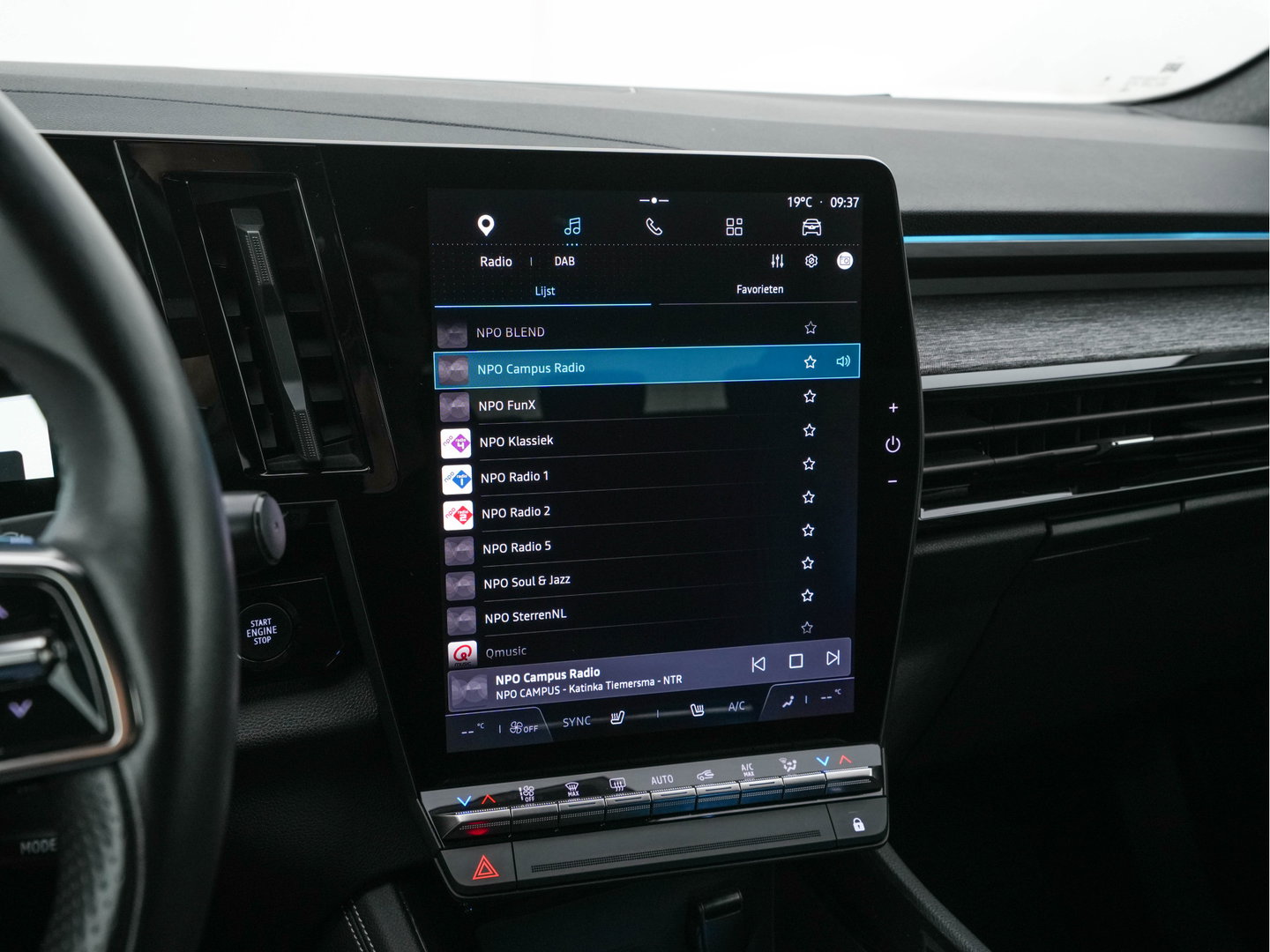 Renault Austral 1.2 E-Tech full hybrid 200 techno (INCL-BTW) *LEATHER-FABRIC | FULL-LED | HEATED-COMFORTSEATS | DIGI-COCKPIT | BLINDSPOT | CAMERA | NAVI-FULLMAP | KEYLESS | PRIVACY-GLASS | SHIFTPADDLES | CARPLAY | TOWBAR | 19''ALU *