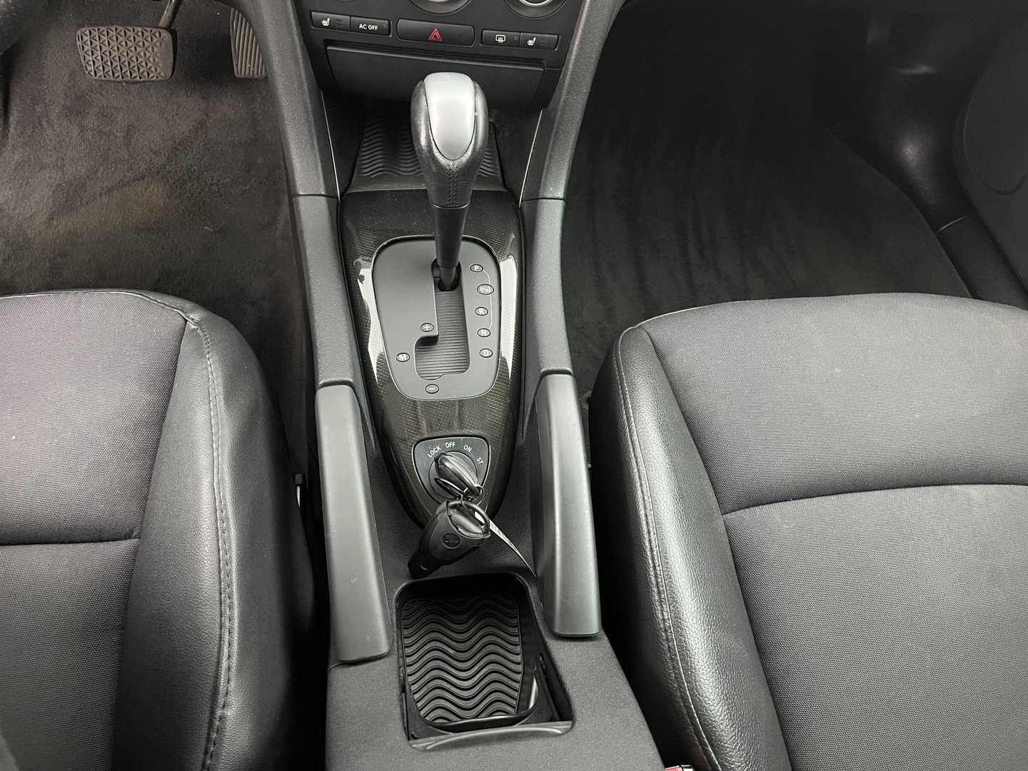 Saab 9-3 Sport Estate 1.8t Vector Aut. *LEATHER-FABRIC | XENON | NAVI-FULLMAP | HEATED-COMFORTSEATS | PRIVACY-GLASS | ECC | PDC | TOWBAR | CRUISE | 17''ALU*