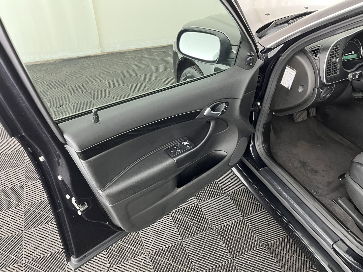 Saab 9-3 Sport Estate 1.8t Vector Aut. *LEATHER-FABRIC | XENON | NAVI-FULLMAP | HEATED-COMFORTSEATS | PRIVACY-GLASS | ECC | PDC | TOWBAR | CRUISE | 17''ALU*