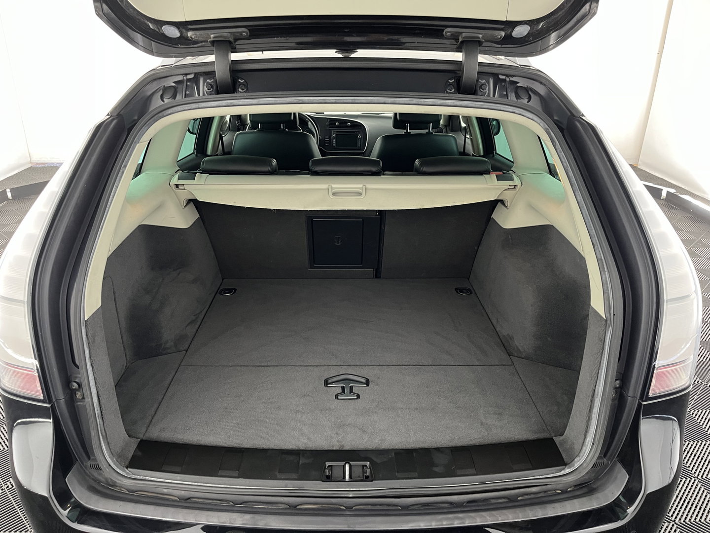 Saab 9-3 Sport Estate 1.8t Vector Aut. *LEATHER-FABRIC | XENON | NAVI-FULLMAP | HEATED-COMFORTSEATS | PRIVACY-GLASS | ECC | PDC | TOWBAR | CRUISE | 17''ALU*