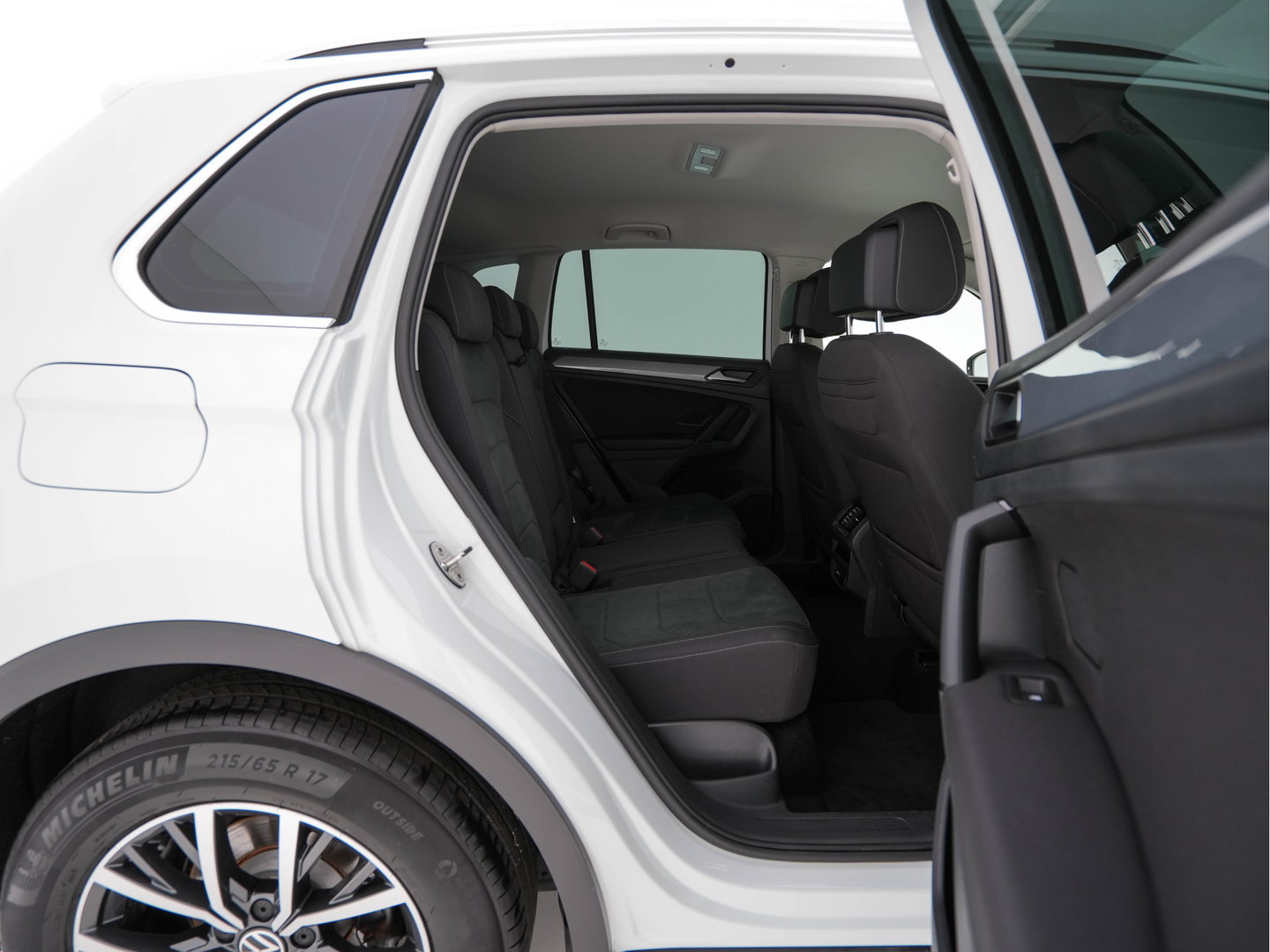 Volkswagen Tiguan 1.5 TSI Life Business Mild-Hybrid (INCL-BTW) Aut. *FULL-LED | ERGONOMIC-SPORTSEATS | KEYLESS | DAB | CARPLAY | ADAPTIVE-CRUISE | PRIVACY-GLASS | NAVI-FULLMAP | DIGI-COCKPIT | SHIFTPADDLES | ECC | HEATED-SEATS | PDC | TOWBAR |
