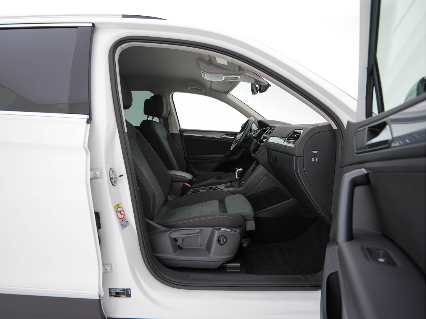Volkswagen Tiguan 1.5 TSI Life Business Mild-Hybrid (INCL-BTW) Aut. *FULL-LED | ERGONOMIC-SPORTSEATS | KEYLESS | DAB | CARPLAY | ADAPTIVE-CRUISE | PRIVACY-GLASS | NAVI-FULLMAP | DIGI-COCKPIT | SHIFTPADDLES | ECC | HEATED-SEATS | PDC | TOWBAR |
