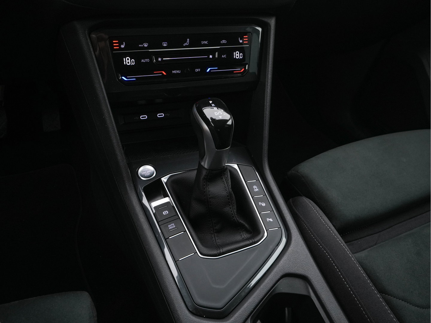 Volkswagen Tiguan 1.5 TSI Life Business Mild-Hybrid (INCL-BTW) Aut. *FULL-LED | ERGONOMIC-SPORTSEATS | KEYLESS | DAB | CARPLAY | ADAPTIVE-CRUISE | PRIVACY-GLASS | NAVI-FULLMAP | DIGI-COCKPIT | SHIFTPADDLES | ECC | HEATED-SEATS | PDC | TOWBAR |