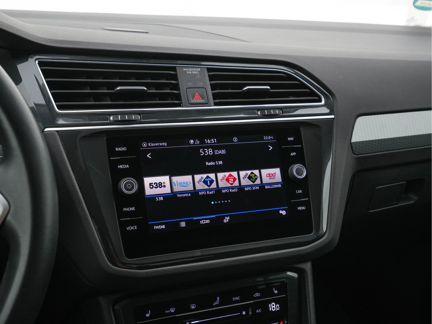 Volkswagen Tiguan 1.5 TSI Life Business Mild-Hybrid (INCL-BTW) Aut. *FULL-LED | ERGONOMIC-SPORTSEATS | KEYLESS | DAB | CARPLAY | ADAPTIVE-CRUISE | PRIVACY-GLASS | NAVI-FULLMAP | DIGI-COCKPIT | SHIFTPADDLES | ECC | HEATED-SEATS | PDC | TOWBAR |