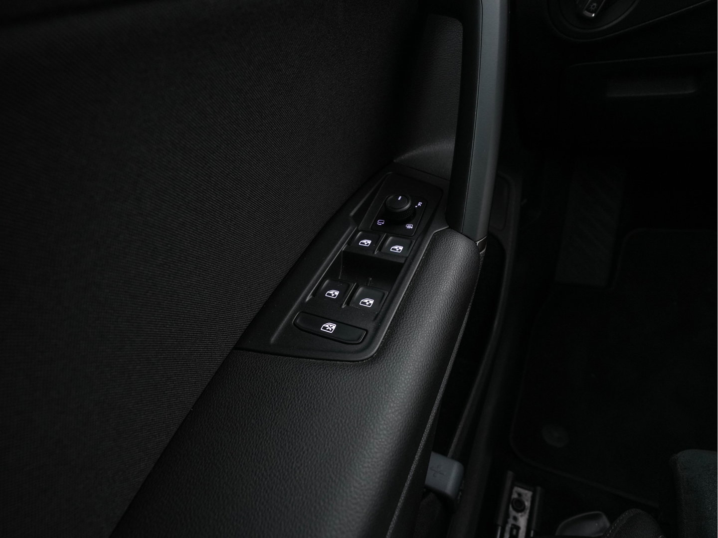 Volkswagen Tiguan 1.5 TSI Life Business Mild-Hybrid (INCL-BTW) Aut. *FULL-LED | ERGONOMIC-SPORTSEATS | KEYLESS | DAB | CARPLAY | ADAPTIVE-CRUISE | PRIVACY-GLASS | NAVI-FULLMAP | DIGI-COCKPIT | SHIFTPADDLES | ECC | HEATED-SEATS | PDC | TOWBAR |