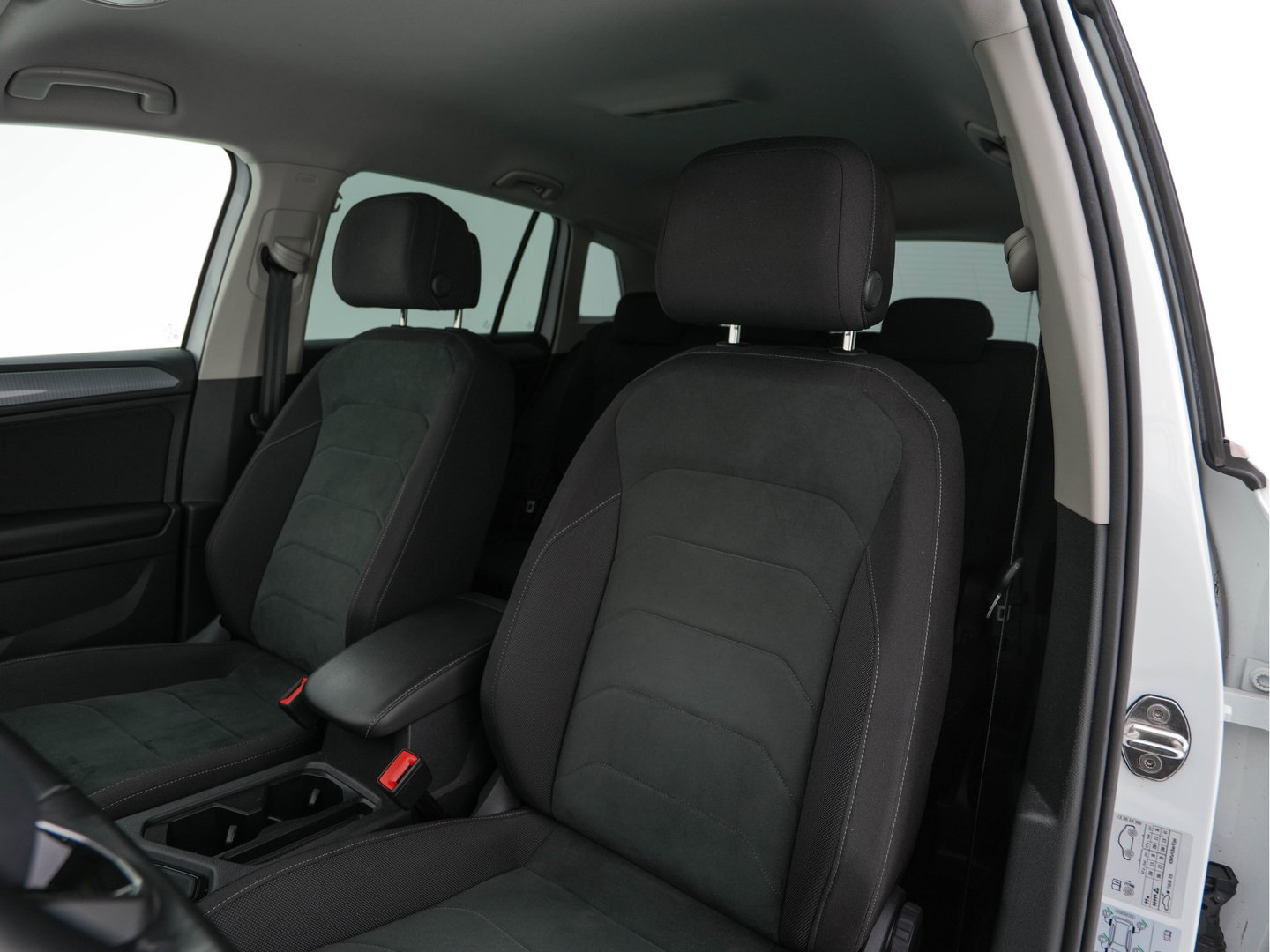 Volkswagen Tiguan 1.5 TSI Life Business Mild-Hybrid (INCL-BTW) Aut. *FULL-LED | ERGONOMIC-SPORTSEATS | KEYLESS | DAB | CARPLAY | ADAPTIVE-CRUISE | PRIVACY-GLASS | NAVI-FULLMAP | DIGI-COCKPIT | SHIFTPADDLES | ECC | HEATED-SEATS | PDC | TOWBAR |