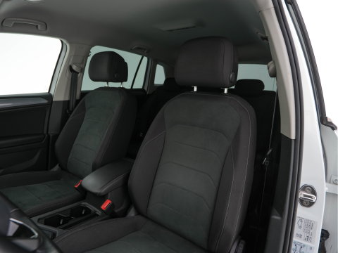 Volkswagen Tiguan 1.5 TSI Life Business Mild-Hybrid (INCL-BTW) Aut. *FULL-LED | ERGONOMIC-SPORTSEATS | KEYLESS | DAB | CARPLAY | ADAPTIVE-CRUISE | PRIVACY-GLASS | NAVI-FULLMAP | DIGI-COCKPIT | SHIFTPADDLES | ECC | HEATED-SEATS | PDC | TOWBAR |