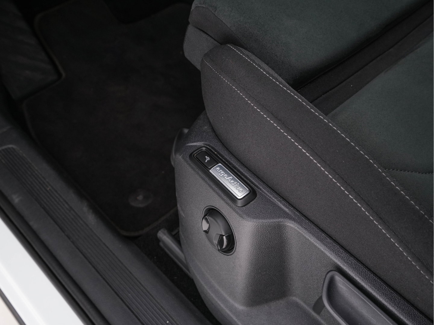 Volkswagen Tiguan 1.5 TSI Life Business Mild-Hybrid (INCL-BTW) Aut. *FULL-LED | ERGONOMIC-SPORTSEATS | KEYLESS | DAB | CARPLAY | ADAPTIVE-CRUISE | PRIVACY-GLASS | NAVI-FULLMAP | DIGI-COCKPIT | SHIFTPADDLES | ECC | HEATED-SEATS | PDC | TOWBAR |