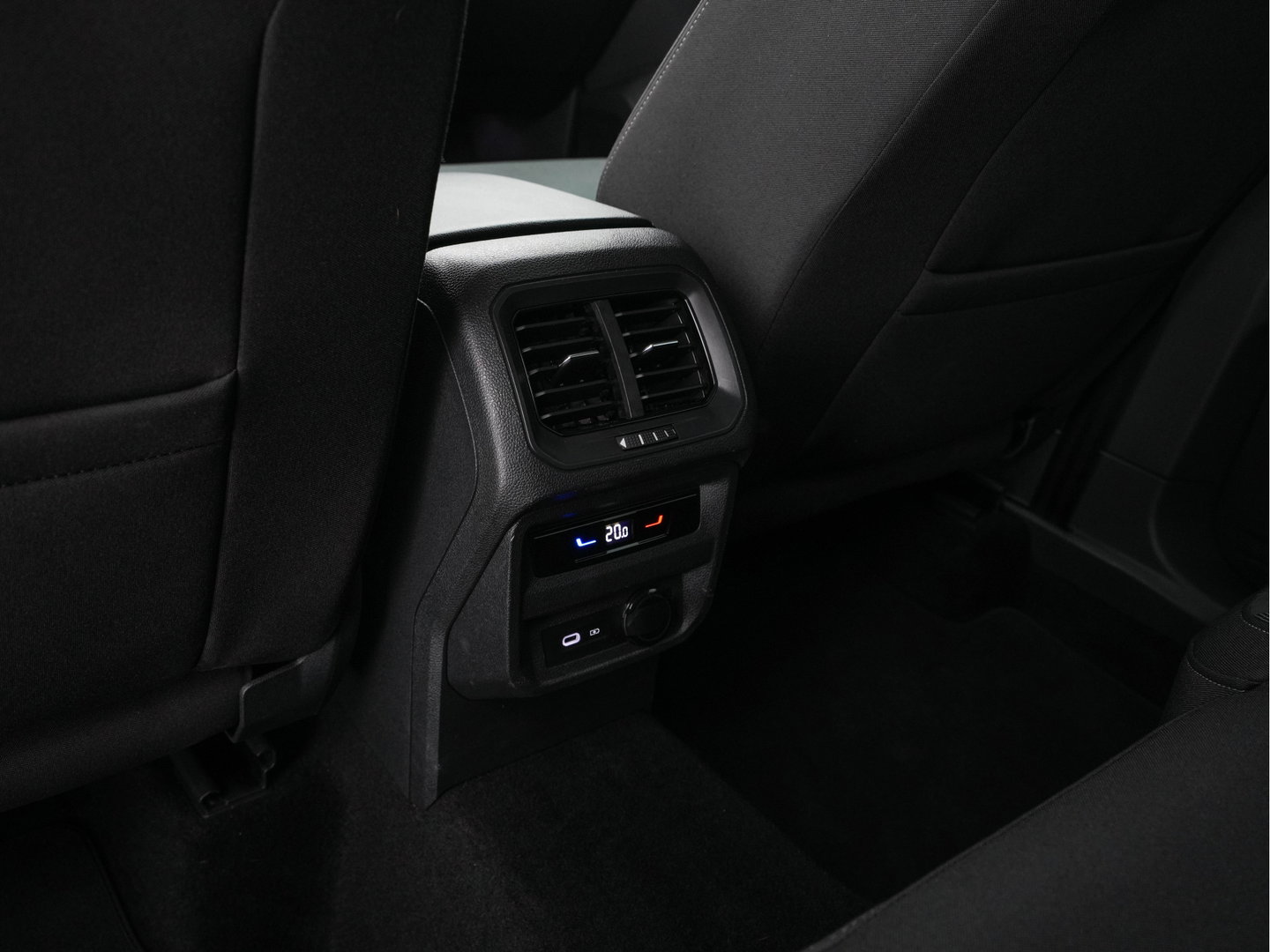 Volkswagen Tiguan 1.5 TSI Life Business Mild-Hybrid (INCL-BTW) Aut. *FULL-LED | ERGONOMIC-SPORTSEATS | KEYLESS | DAB | CARPLAY | ADAPTIVE-CRUISE | PRIVACY-GLASS | NAVI-FULLMAP | DIGI-COCKPIT | SHIFTPADDLES | ECC | HEATED-SEATS | PDC | TOWBAR |