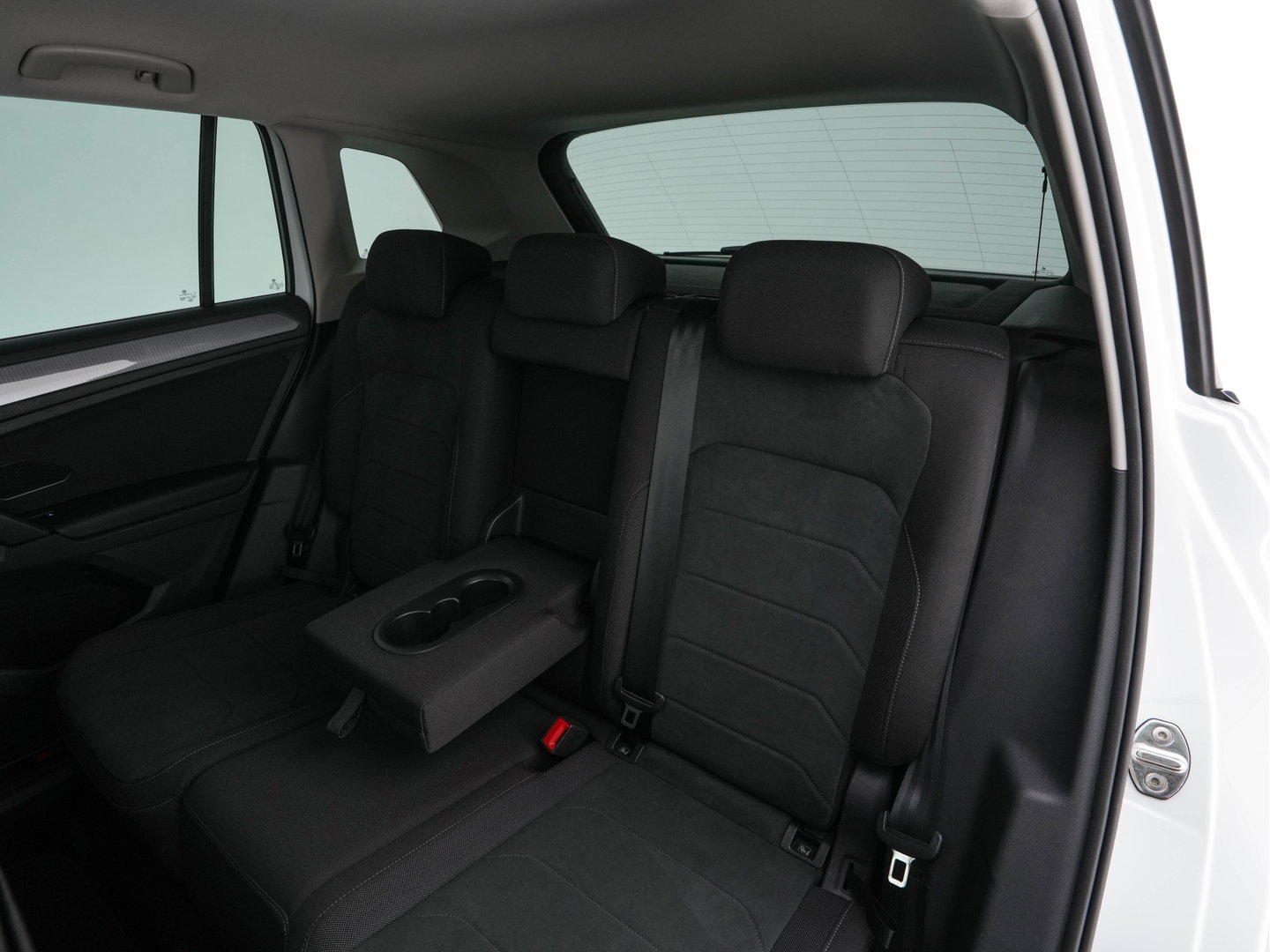 Volkswagen Tiguan 1.5 TSI Life Business Mild-Hybrid (INCL-BTW) Aut. *FULL-LED | ERGONOMIC-SPORTSEATS | KEYLESS | DAB | CARPLAY | ADAPTIVE-CRUISE | PRIVACY-GLASS | NAVI-FULLMAP | DIGI-COCKPIT | SHIFTPADDLES | ECC | HEATED-SEATS | PDC | TOWBAR |