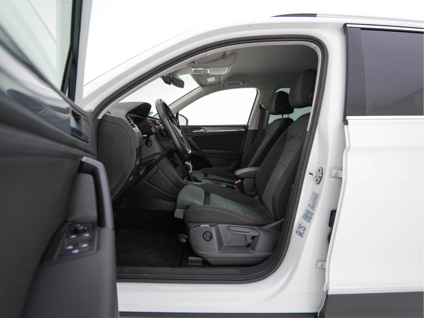 Volkswagen Tiguan 1.5 TSI Life Business Mild-Hybrid (INCL-BTW) Aut. *FULL-LED | ERGONOMIC-SPORTSEATS | KEYLESS | DAB | CARPLAY | ADAPTIVE-CRUISE | PRIVACY-GLASS | NAVI-FULLMAP | DIGI-COCKPIT | SHIFTPADDLES | ECC | HEATED-SEATS | PDC | TOWBAR |
