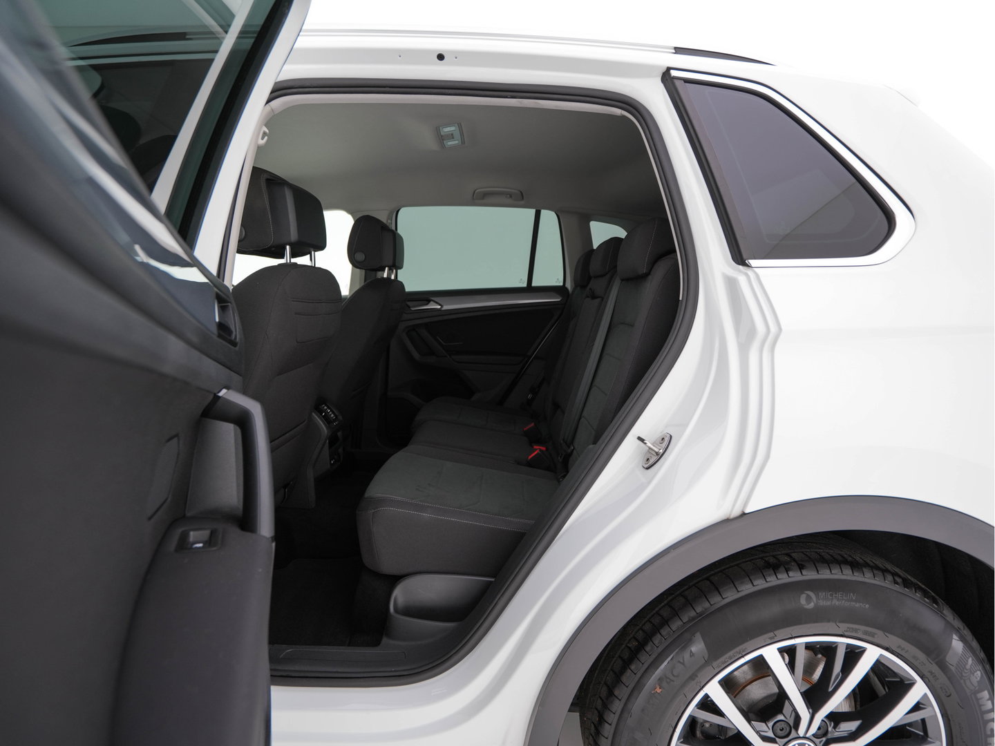 Volkswagen Tiguan 1.5 TSI Life Business Mild-Hybrid (INCL-BTW) Aut. *FULL-LED | ERGONOMIC-SPORTSEATS | KEYLESS | DAB | CARPLAY | ADAPTIVE-CRUISE | PRIVACY-GLASS | NAVI-FULLMAP | DIGI-COCKPIT | SHIFTPADDLES | ECC | HEATED-SEATS | PDC | TOWBAR |