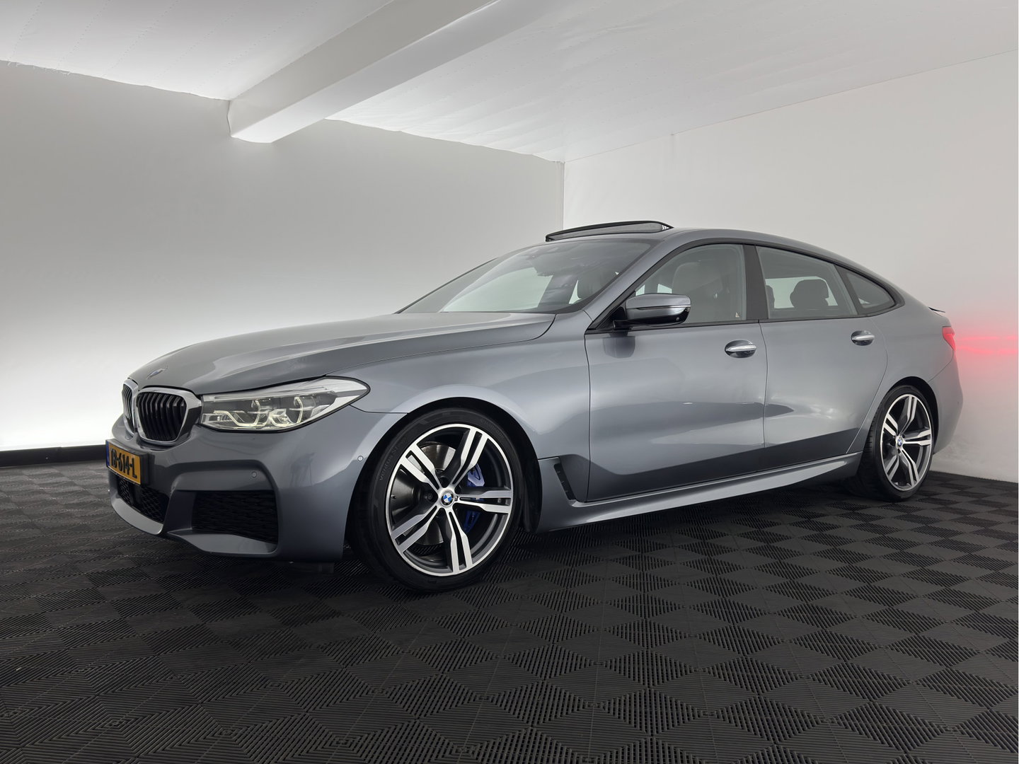 BMW 6 Serie Gran Turismo 640i xDrive M-Sportpack High Executive Aut. *PANO | LEATHER | BOWERS&WILKINS | BLINDSPOT | MEMORY-PACK | NIGHTVISION | TOPVIEW | DIGI-COCKPIT | HEATED-COMFORTSEATS | HEAD-UP | ADAPTIVE-CRUISE | KEYLESS | TOWBAR | SOFTCLOSE | 20''A
