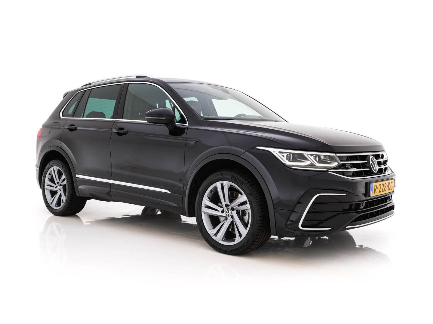 Volkswagen Tiguan 1.4 TSI eHybrid R-Line Business+ (Plug-in) (INCL-BTW) Aut. *LEATHER-FABRIC | FULL-LED | ADAPTIVE-CRUISE | CAMERA | DIGI-COCKPIT | KEYLESS | PRIVACY-GLASS | SPORTSEATS | SHIFTPADDLES | NAVI-FULLMAP | ECC | PDC | 19''ALU*