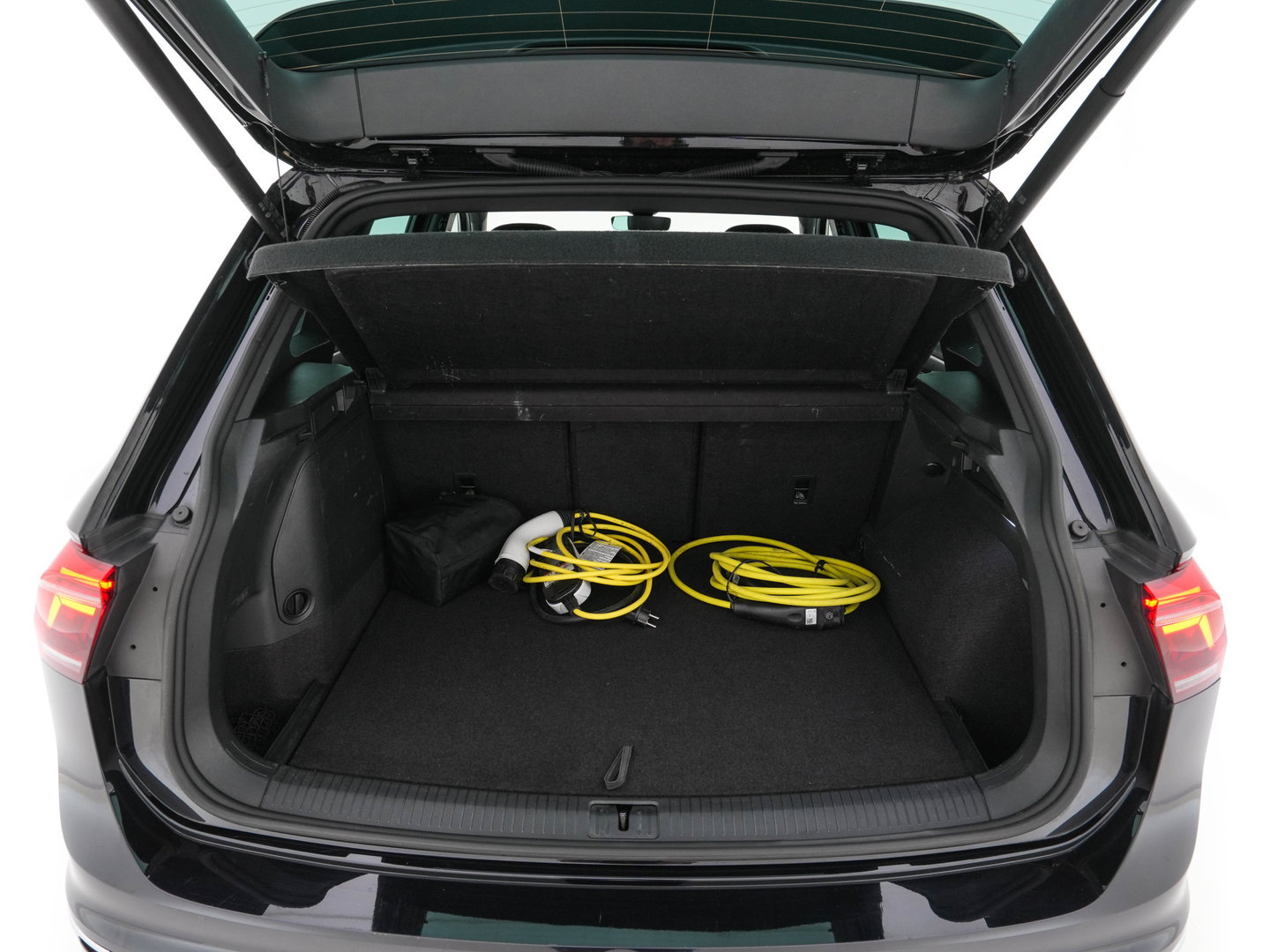 Volkswagen Tiguan 1.4 TSI eHybrid R-Line Business+ (Plug-in) (INCL-BTW) Aut. *LEATHER-FABRIC | FULL-LED | ADAPTIVE-CRUISE | CAMERA | DIGI-COCKPIT | KEYLESS | PRIVACY-GLASS | SPORTSEATS | SHIFTPADDLES | NAVI-FULLMAP | ECC | PDC | 19''ALU*