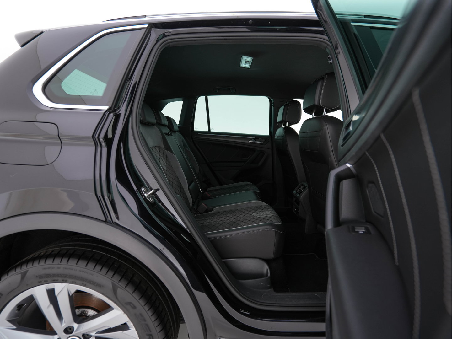 Volkswagen Tiguan 1.4 TSI eHybrid R-Line Business+ (Plug-in) (INCL-BTW) Aut. *LEATHER-FABRIC | FULL-LED | ADAPTIVE-CRUISE | CAMERA | DIGI-COCKPIT | KEYLESS | PRIVACY-GLASS | SPORTSEATS | SHIFTPADDLES | NAVI-FULLMAP | ECC | PDC | 19''ALU*