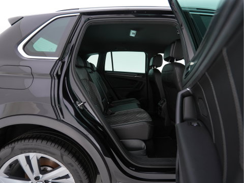 Volkswagen Tiguan 1.4 TSI eHybrid R-Line Business+ (Plug-in) (INCL-BTW) Aut. *LEATHER-FABRIC | FULL-LED | ADAPTIVE-CRUISE | CAMERA | DIGI-COCKPIT | KEYLESS | PRIVACY-GLASS | SPORTSEATS | SHIFTPADDLES | NAVI-FULLMAP | ECC | PDC | 19''ALU*
