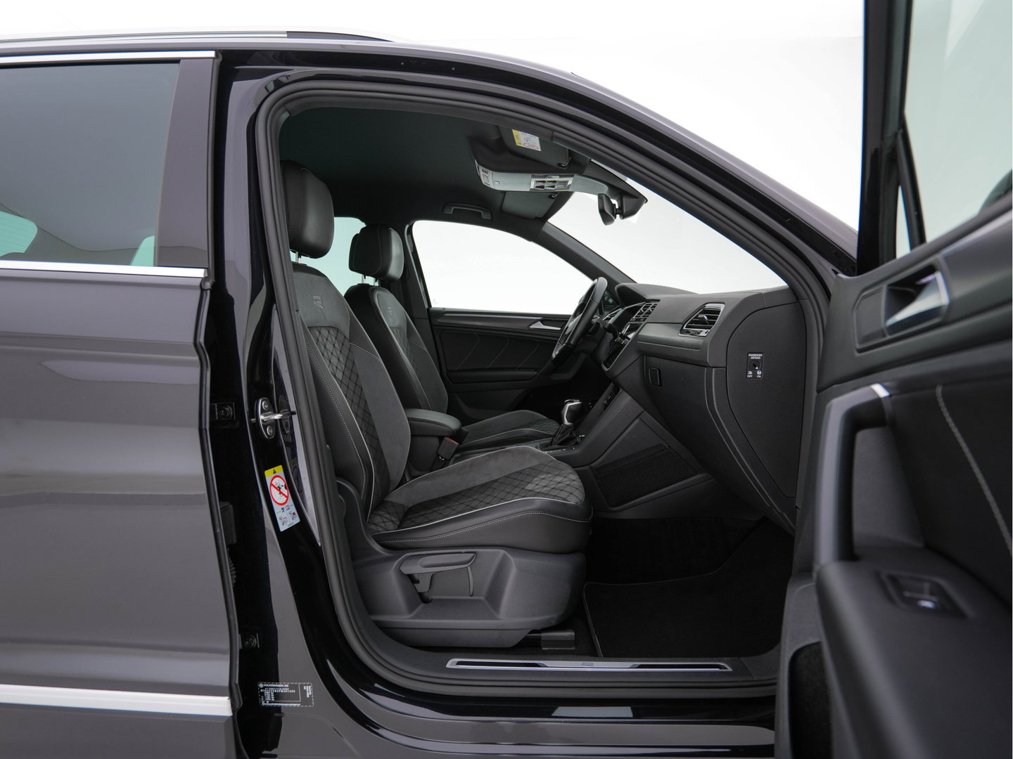 Volkswagen Tiguan 1.4 TSI eHybrid R-Line Business+ (Plug-in) (INCL-BTW) Aut. *LEATHER-FABRIC | FULL-LED | ADAPTIVE-CRUISE | CAMERA | DIGI-COCKPIT | KEYLESS | PRIVACY-GLASS | SPORTSEATS | SHIFTPADDLES | NAVI-FULLMAP | ECC | PDC | 19''ALU*