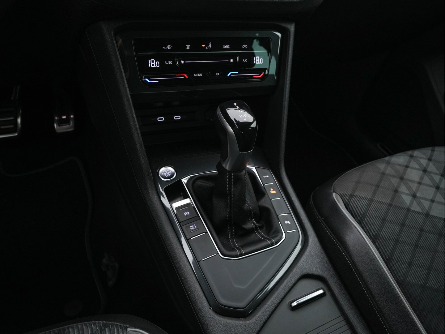 Volkswagen Tiguan 1.4 TSI eHybrid R-Line Business+ (Plug-in) (INCL-BTW) Aut. *LEATHER-FABRIC | FULL-LED | ADAPTIVE-CRUISE | CAMERA | DIGI-COCKPIT | KEYLESS | PRIVACY-GLASS | SPORTSEATS | SHIFTPADDLES | NAVI-FULLMAP | ECC | PDC | 19''ALU*