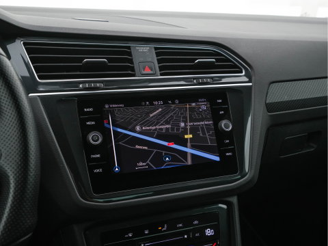 Volkswagen Tiguan 1.4 TSI eHybrid R-Line Business+ (Plug-in) (INCL-BTW) Aut. *LEATHER-FABRIC | FULL-LED | ADAPTIVE-CRUISE | CAMERA | DIGI-COCKPIT | KEYLESS | PRIVACY-GLASS | SPORTSEATS | SHIFTPADDLES | NAVI-FULLMAP | ECC | PDC | 19''ALU*