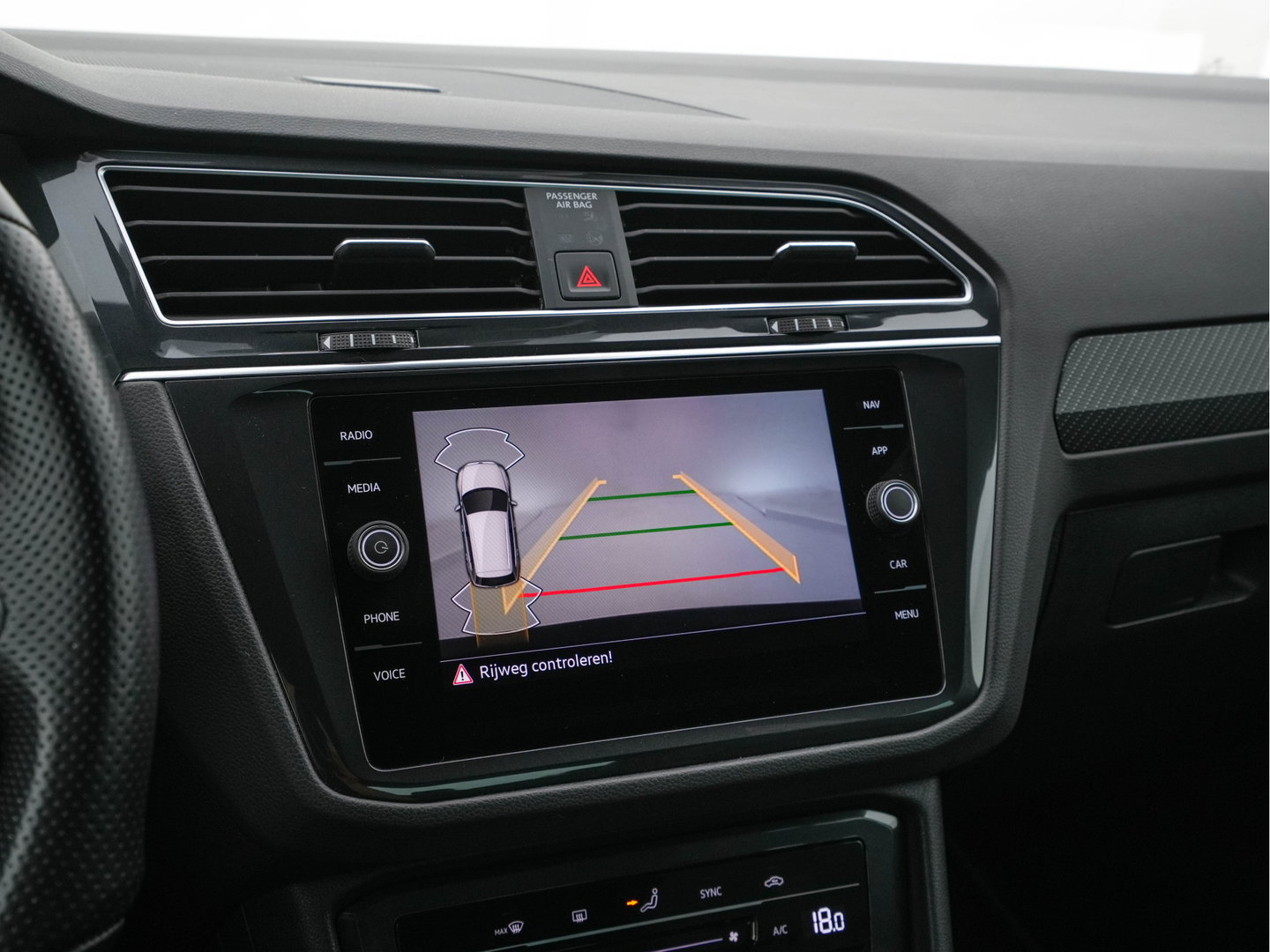 Volkswagen Tiguan 1.4 TSI eHybrid R-Line Business+ (Plug-in) (INCL-BTW) Aut. *LEATHER-FABRIC | FULL-LED | ADAPTIVE-CRUISE | CAMERA | DIGI-COCKPIT | KEYLESS | PRIVACY-GLASS | SPORTSEATS | SHIFTPADDLES | NAVI-FULLMAP | ECC | PDC | 19''ALU*
