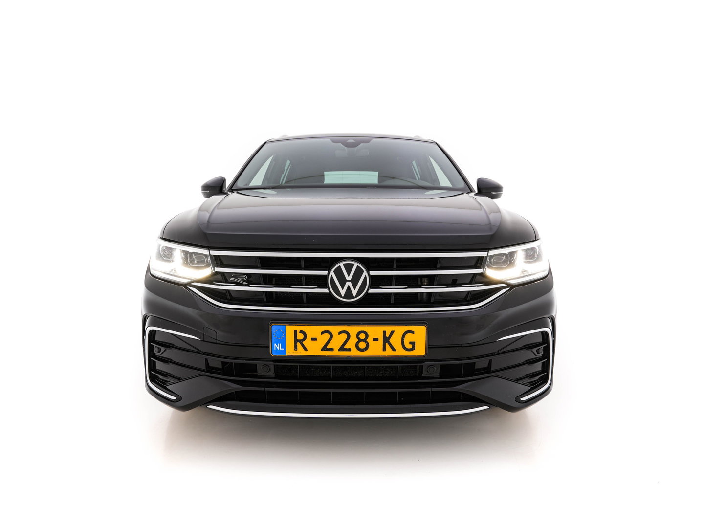 Volkswagen Tiguan 1.4 TSI eHybrid R-Line Business+ (Plug-in) (INCL-BTW) Aut. *LEATHER-FABRIC | FULL-LED | ADAPTIVE-CRUISE | CAMERA | DIGI-COCKPIT | KEYLESS | PRIVACY-GLASS | SPORTSEATS | SHIFTPADDLES | NAVI-FULLMAP | ECC | PDC | 19''ALU*