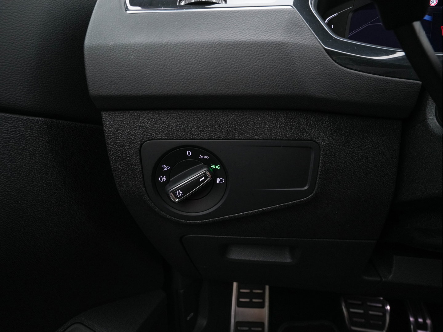 Volkswagen Tiguan 1.4 TSI eHybrid R-Line Business+ (Plug-in) (INCL-BTW) Aut. *LEATHER-FABRIC | FULL-LED | ADAPTIVE-CRUISE | CAMERA | DIGI-COCKPIT | KEYLESS | PRIVACY-GLASS | SPORTSEATS | SHIFTPADDLES | NAVI-FULLMAP | ECC | PDC | 19''ALU*