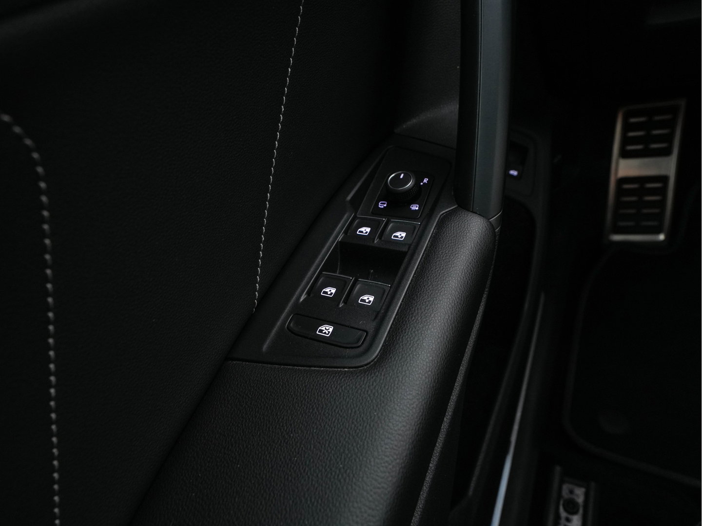 Volkswagen Tiguan 1.4 TSI eHybrid R-Line Business+ (Plug-in) (INCL-BTW) Aut. *LEATHER-FABRIC | FULL-LED | ADAPTIVE-CRUISE | CAMERA | DIGI-COCKPIT | KEYLESS | PRIVACY-GLASS | SPORTSEATS | SHIFTPADDLES | NAVI-FULLMAP | ECC | PDC | 19''ALU*