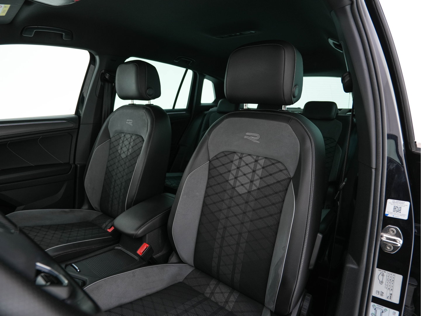 Volkswagen Tiguan 1.4 TSI eHybrid R-Line Business+ (Plug-in) (INCL-BTW) Aut. *LEATHER-FABRIC | FULL-LED | ADAPTIVE-CRUISE | CAMERA | DIGI-COCKPIT | KEYLESS | PRIVACY-GLASS | SPORTSEATS | SHIFTPADDLES | NAVI-FULLMAP | ECC | PDC | 19''ALU*