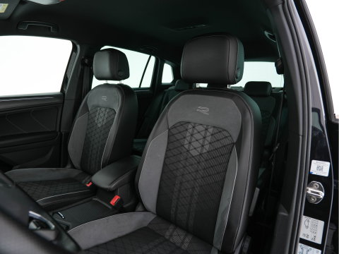 Volkswagen Tiguan 1.4 TSI eHybrid R-Line Business+ (Plug-in) (INCL-BTW) Aut. *LEATHER-FABRIC | FULL-LED | ADAPTIVE-CRUISE | CAMERA | DIGI-COCKPIT | KEYLESS | PRIVACY-GLASS | SPORTSEATS | SHIFTPADDLES | NAVI-FULLMAP | ECC | PDC | 19''ALU*