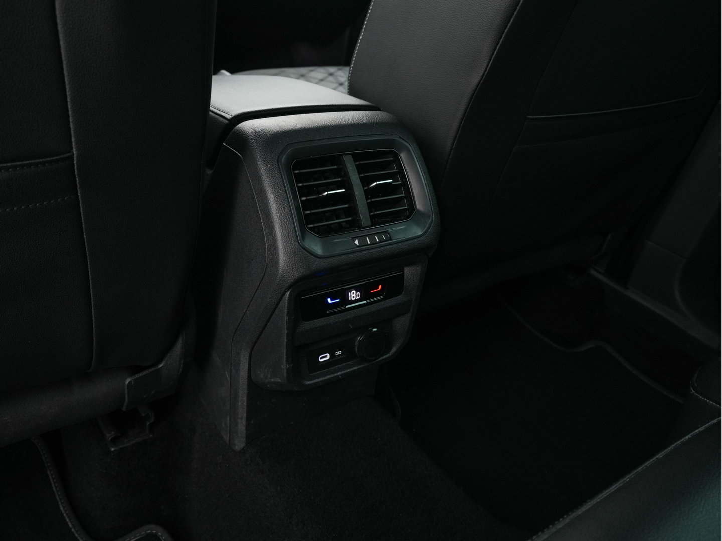 Volkswagen Tiguan 1.4 TSI eHybrid R-Line Business+ (Plug-in) (INCL-BTW) Aut. *LEATHER-FABRIC | FULL-LED | ADAPTIVE-CRUISE | CAMERA | DIGI-COCKPIT | KEYLESS | PRIVACY-GLASS | SPORTSEATS | SHIFTPADDLES | NAVI-FULLMAP | ECC | PDC | 19''ALU*